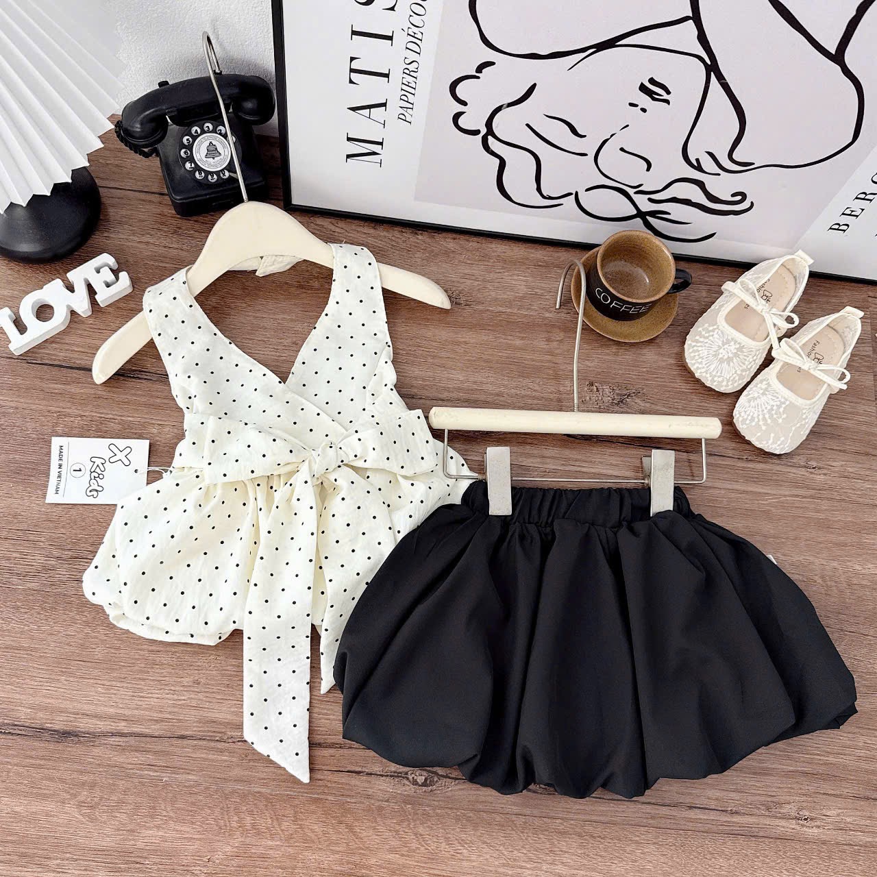 Sét áo cổ yếm chấm bi quần bồng đen bé gái