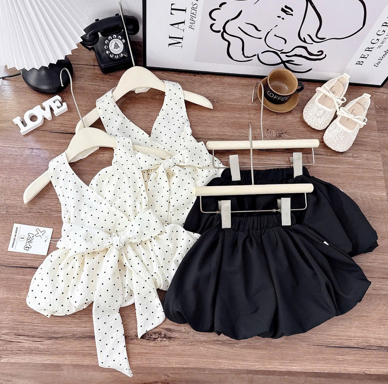 Sét áo cổ yếm chấm bi quần bồng đen bé gái