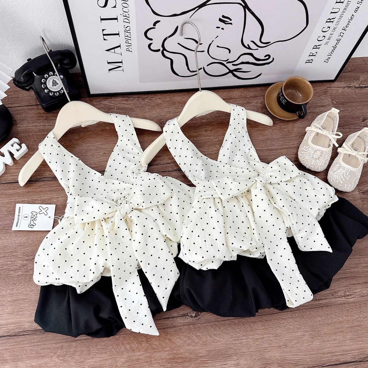 Sét áo cổ yếm chấm bi quần bồng đen bé gái