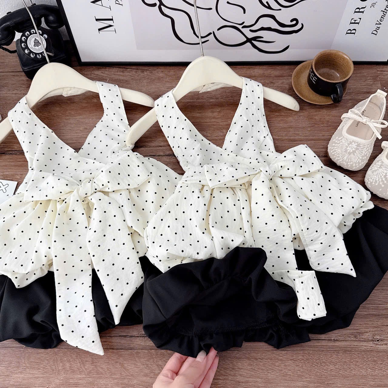 Sét áo cổ yếm chấm bi quần bồng đen bé gái