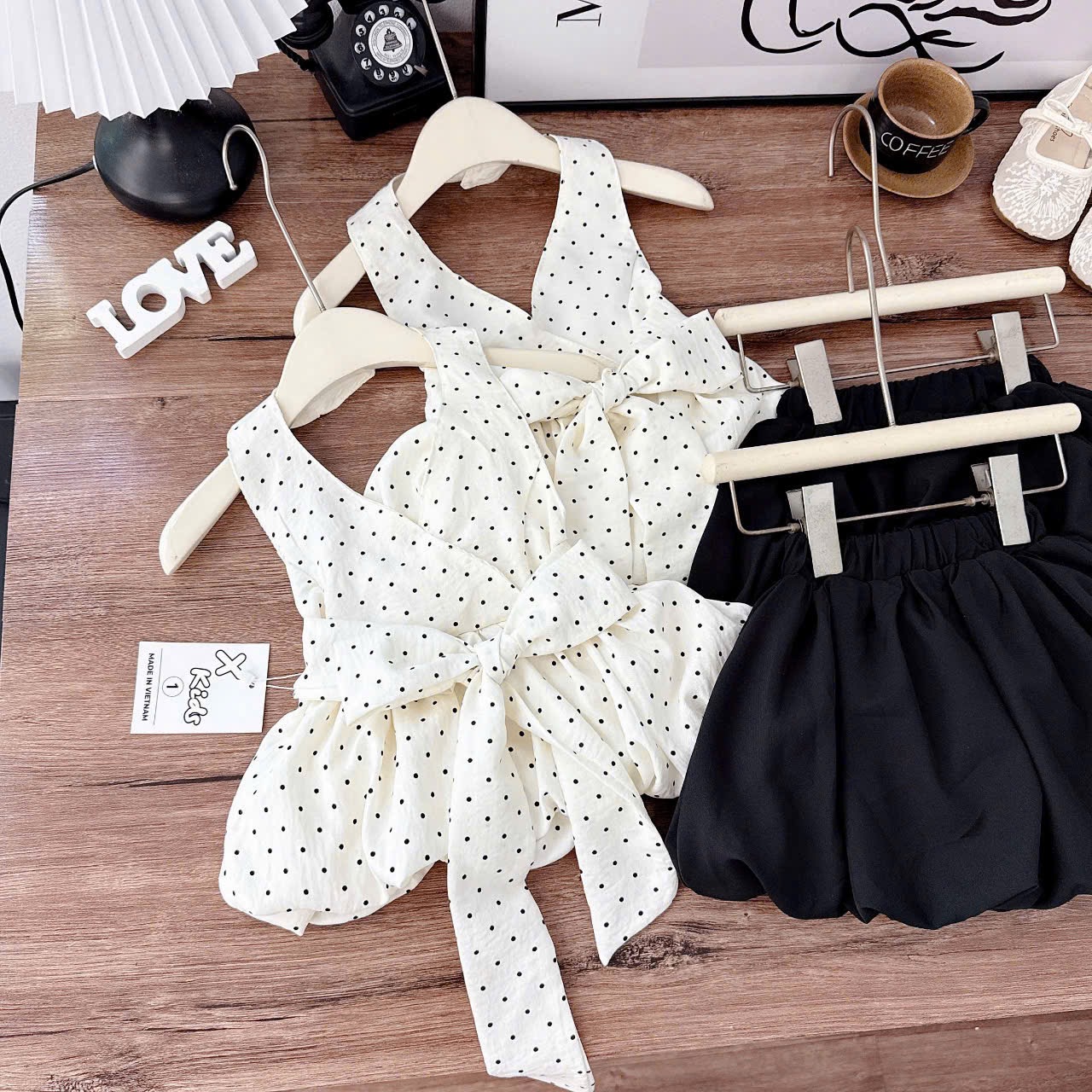 Sét áo cổ yếm chấm bi quần bồng đen bé gái