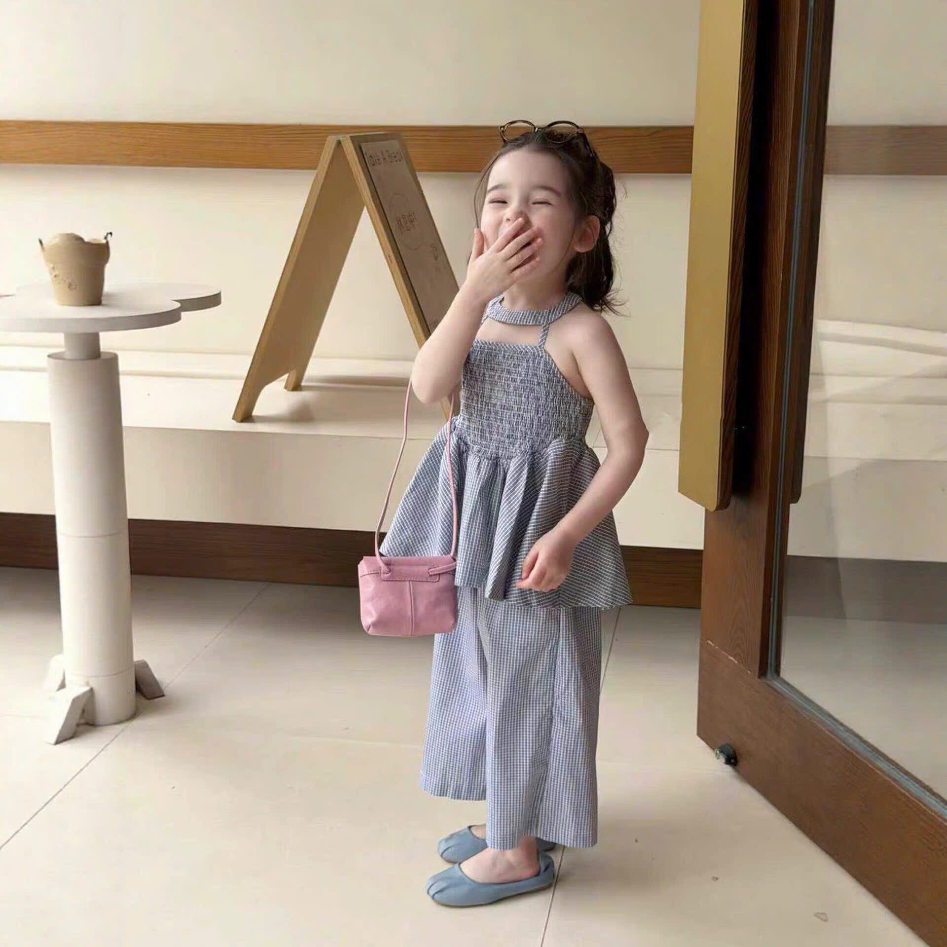 Sét áo cổ yếm kẻ quần xuông qt bé gái