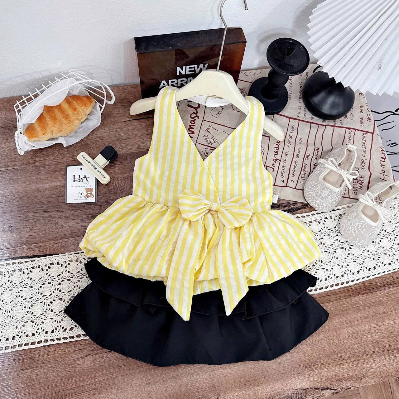 Sét áo cổ yếm vàng cv tầng đen bé gái