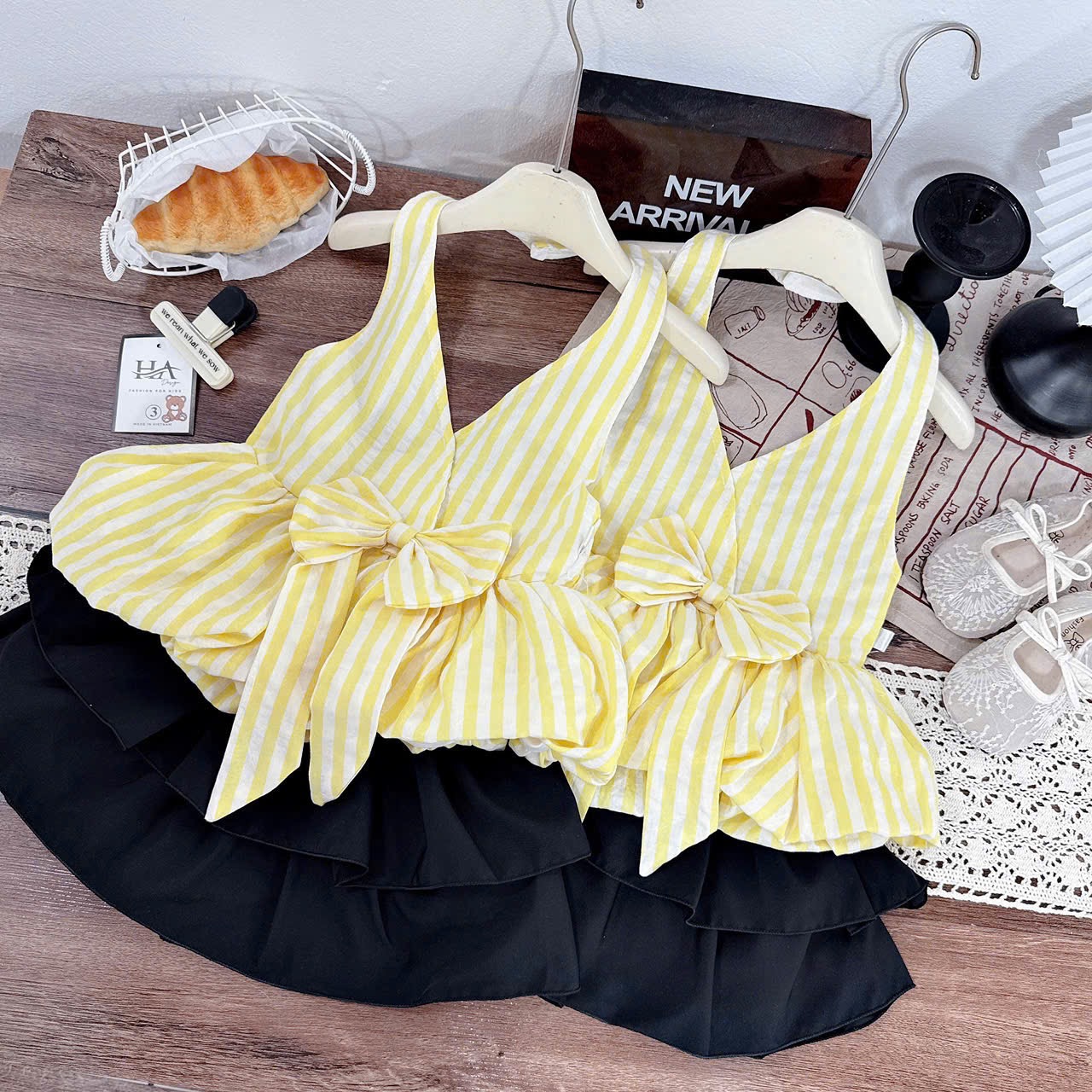 Sét áo cổ yếm vàng cv tầng đen bé gái