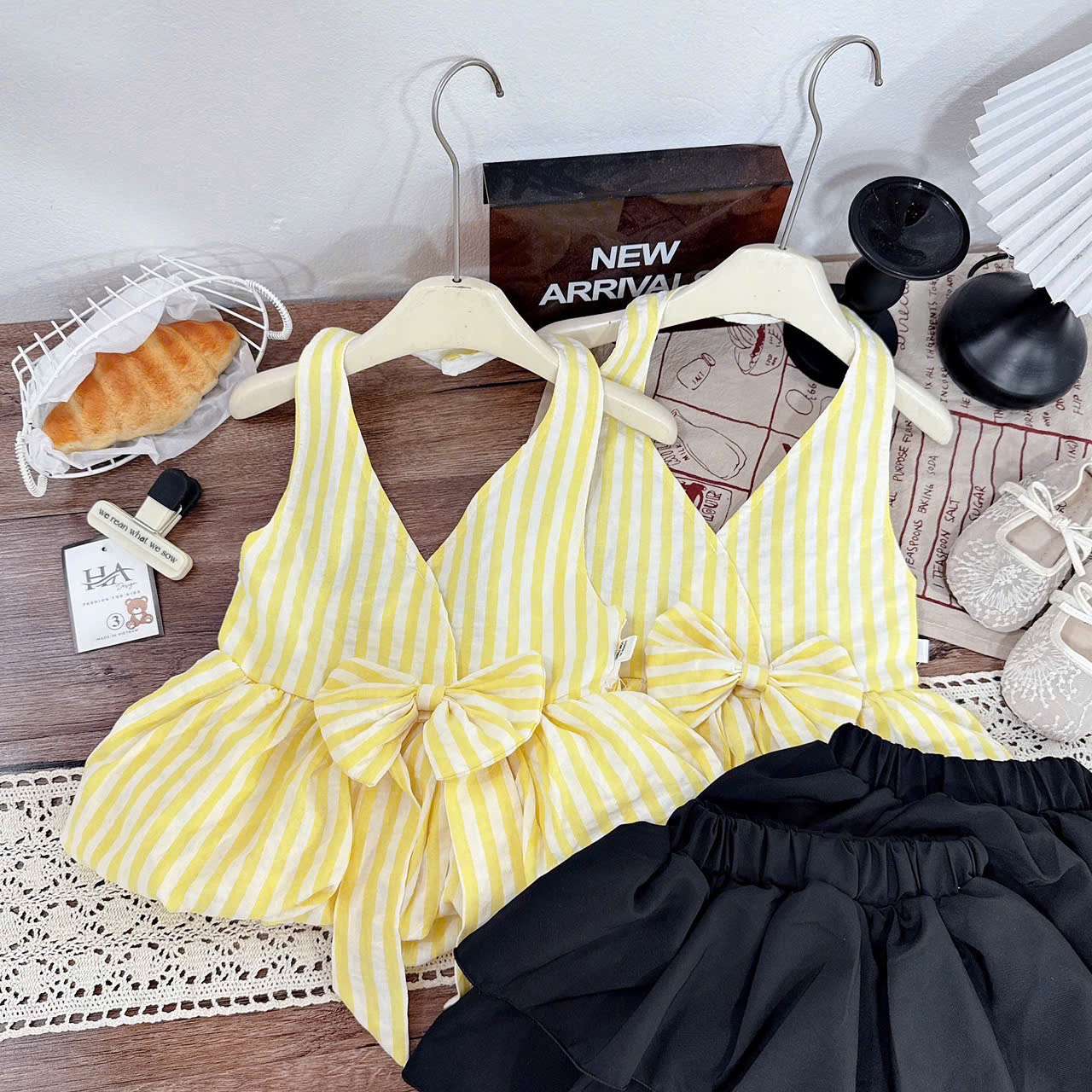 Sét áo cổ yếm vàng cv tầng đen bé gái