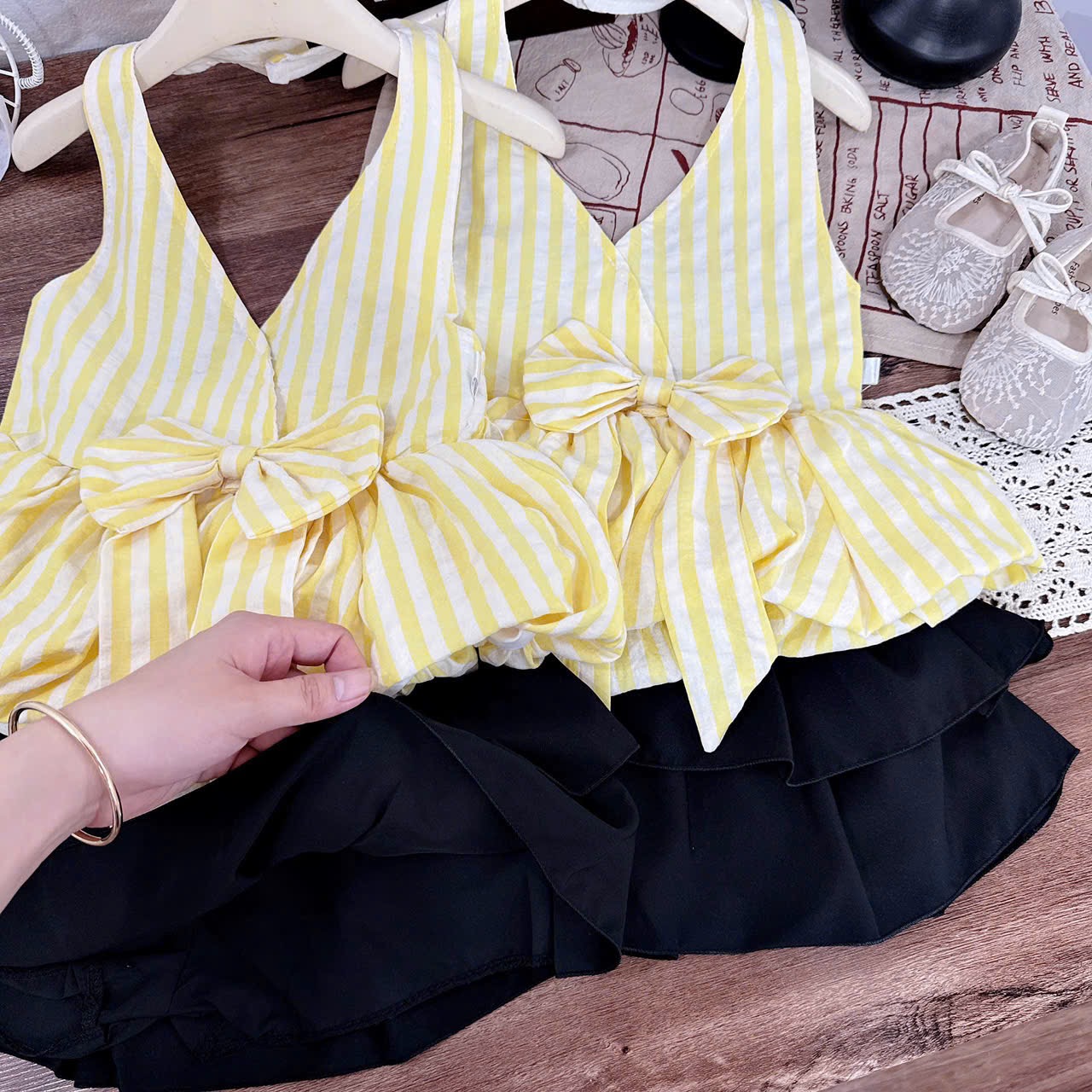 Sét áo cổ yếm vàng cv tầng đen bé gái