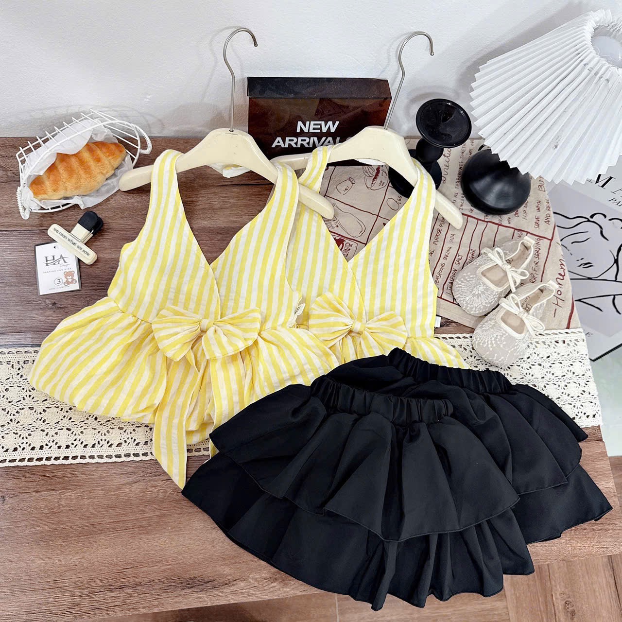 Sét áo cổ yếm vàng cv tầng đen bé gái
