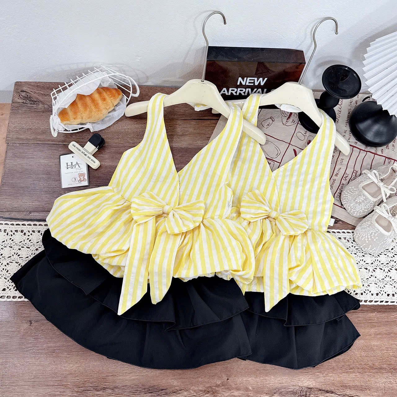 Sét áo cổ yếm vàng cv tầng đen bé gái