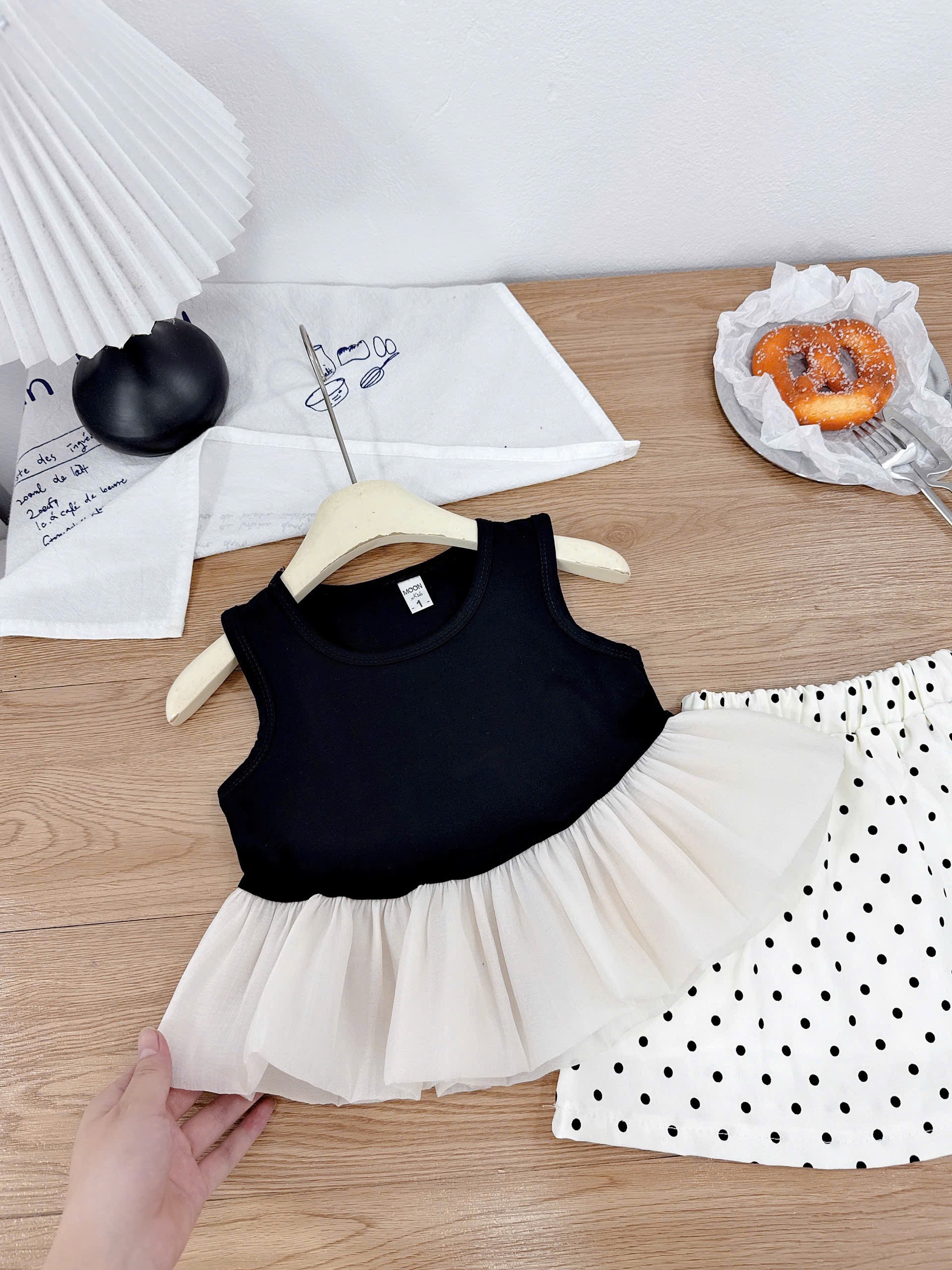 Sét áo cotton phối bèo cv chấm bi bé gái