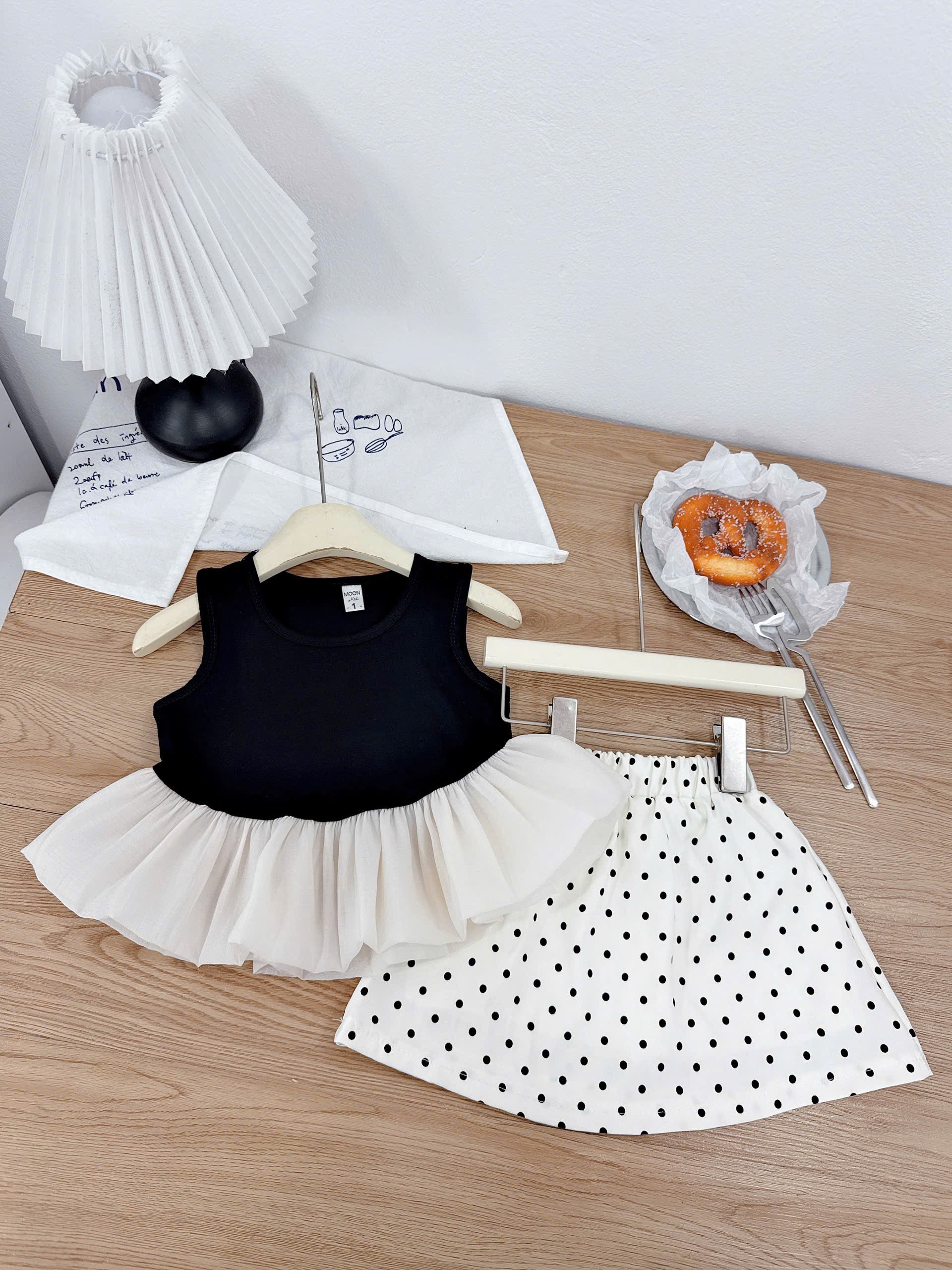 Sét áo cotton phối bèo cv chấm bi bé gái