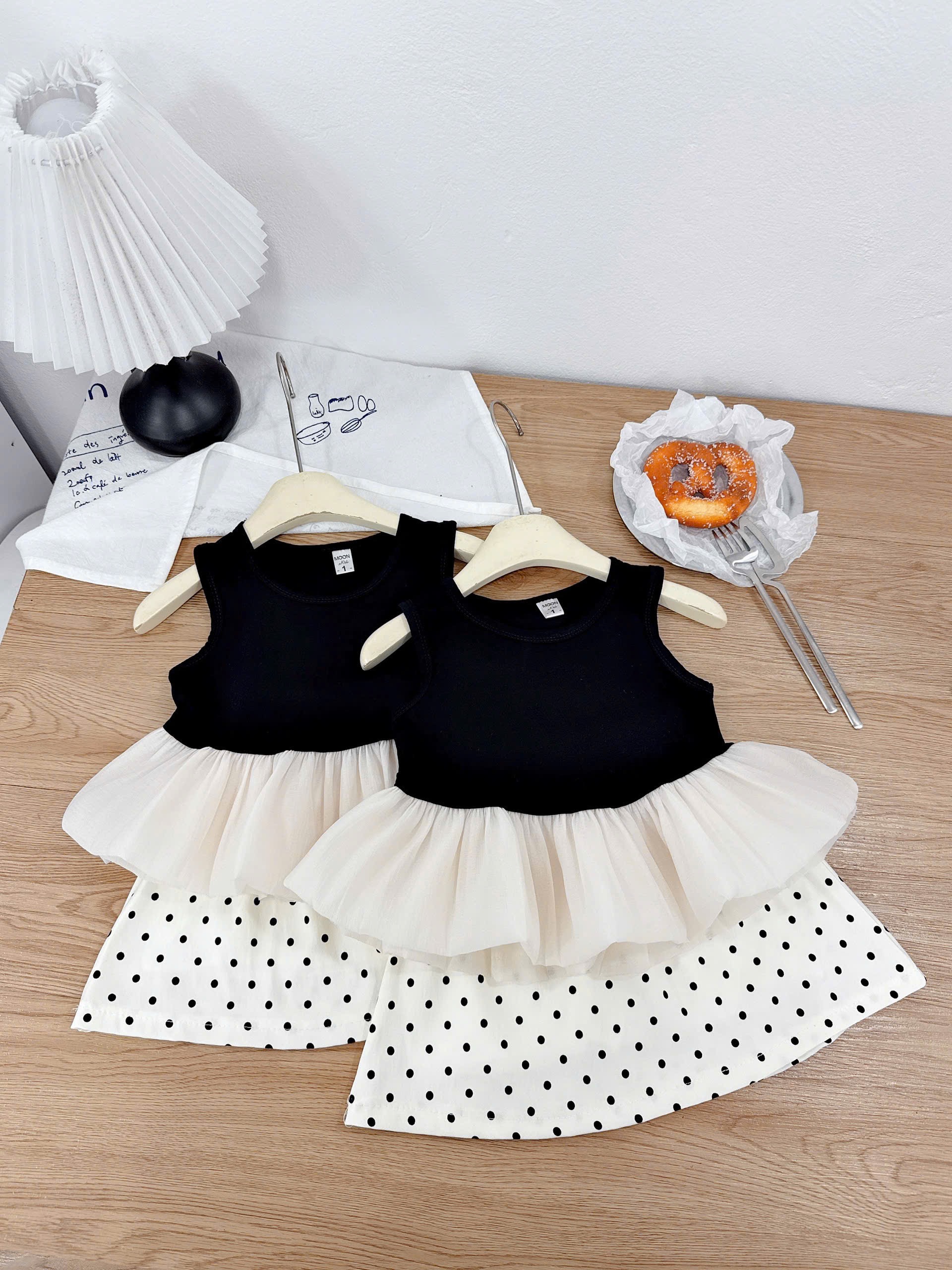 Sét áo cotton phối bèo cv chấm bi bé gái