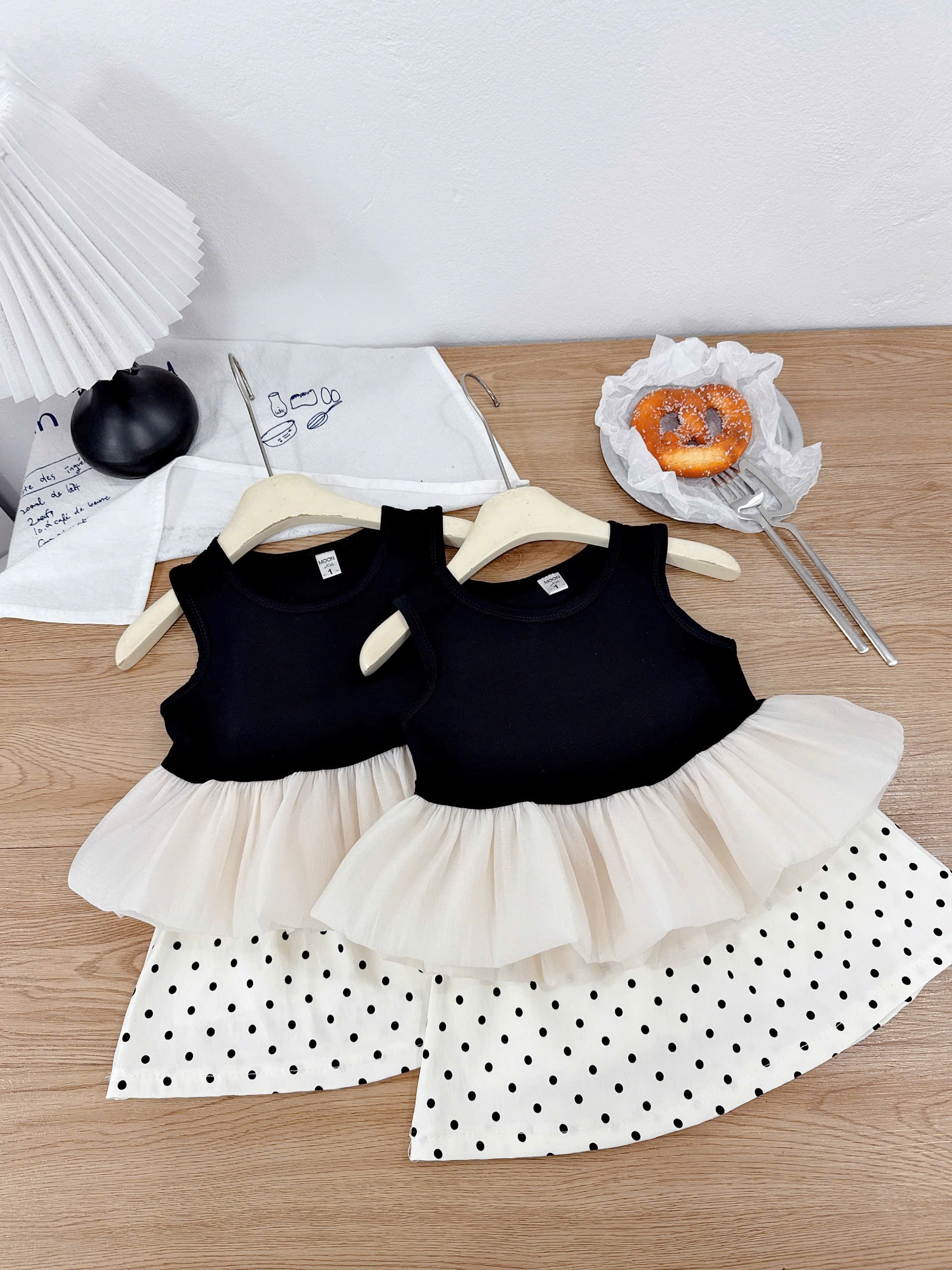 Sét áo cotton phối bèo cv chấm bi bé gái