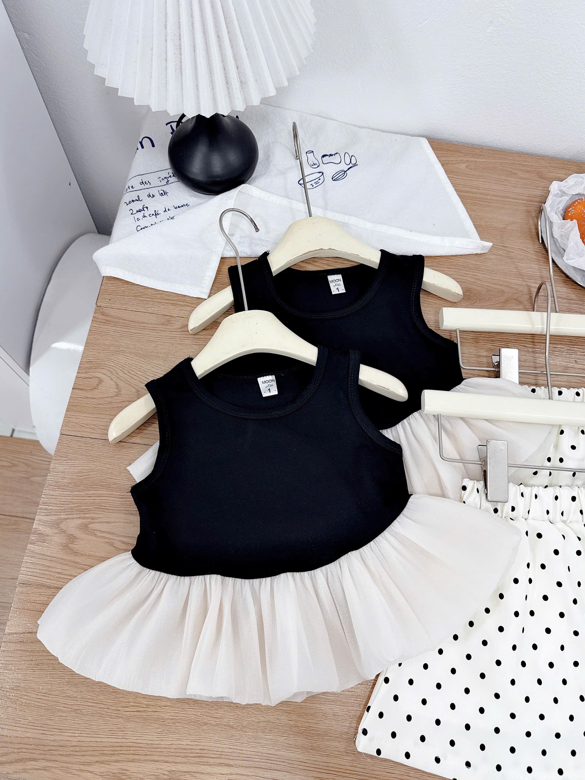 Sét áo cotton phối bèo cv chấm bi bé gái