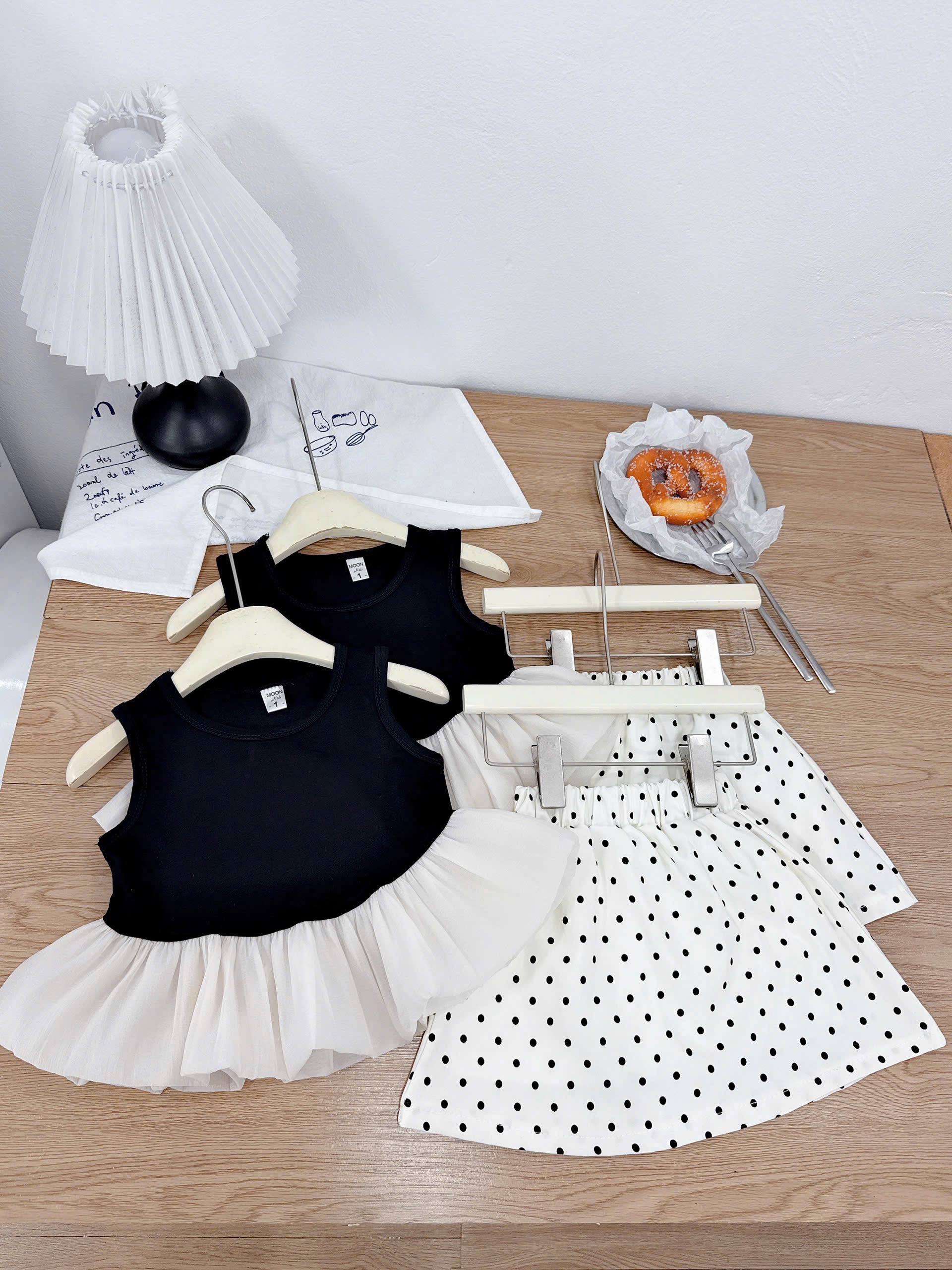 Sét áo cotton phối bèo cv chấm bi bé gái