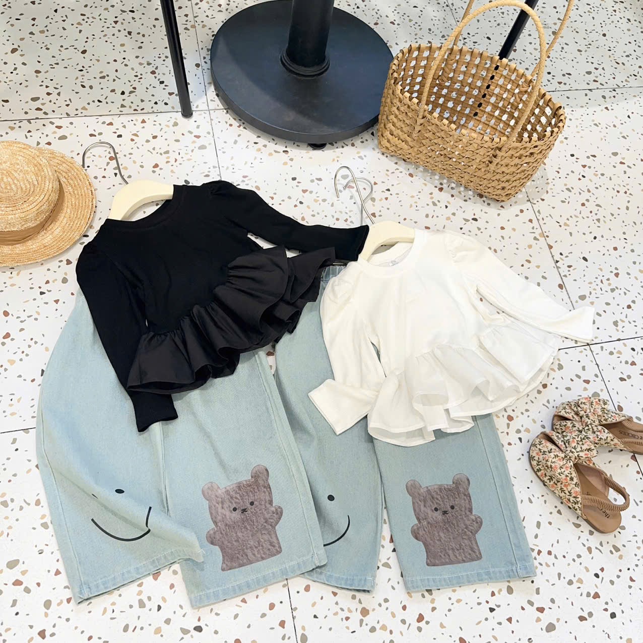 Sét áo dài tay phối bèo quần bò xuông hình gấu bé gái