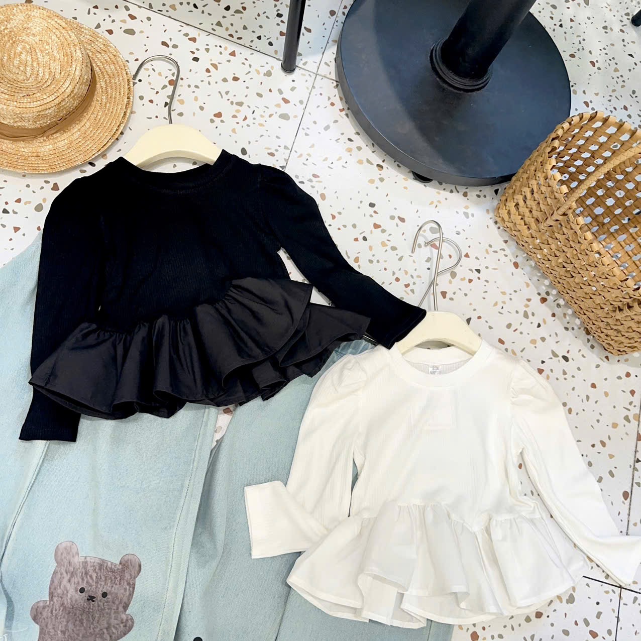 Sét áo dài tay phối bèo quần bò xuông hình gấu bé gái