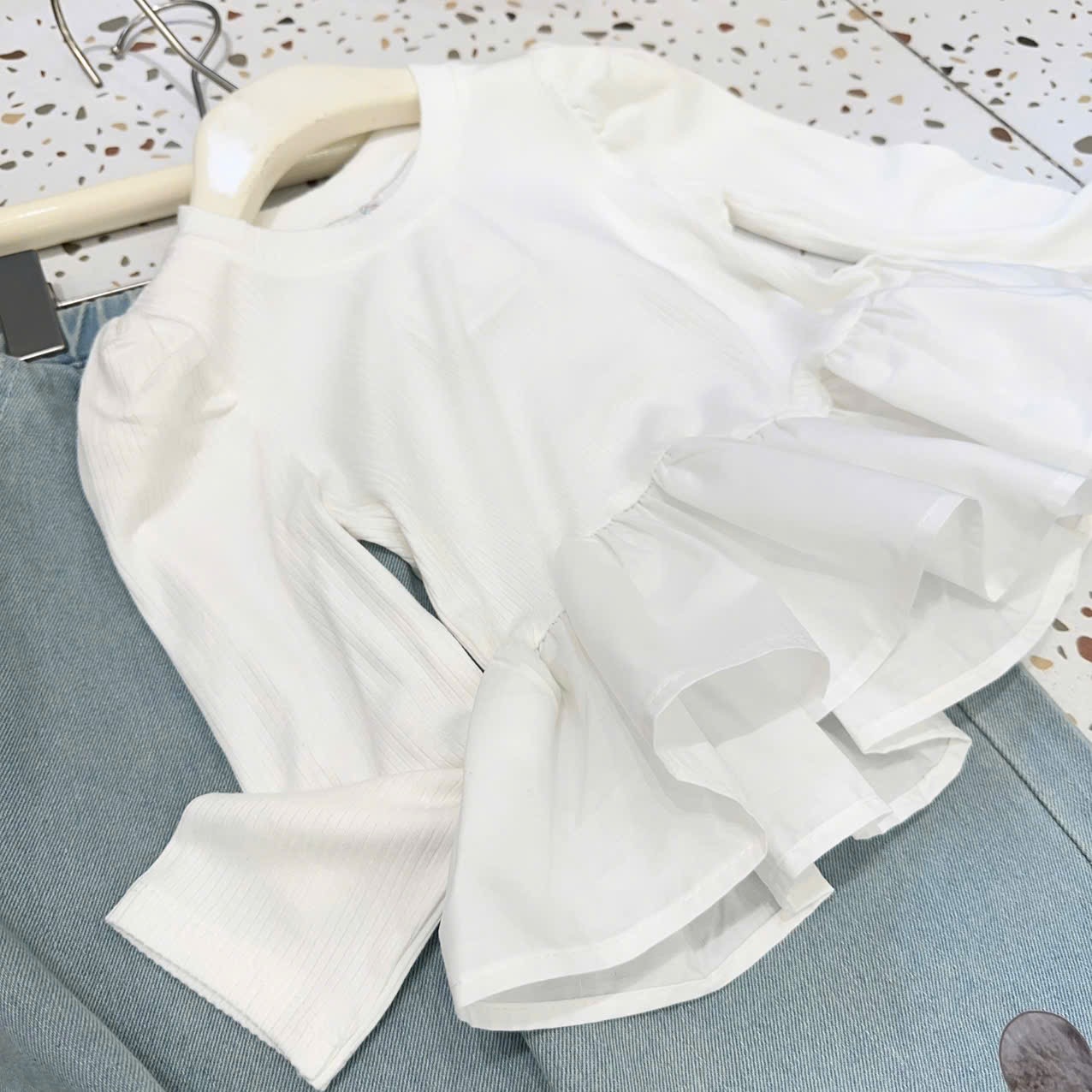 Sét áo dài tay phối bèo quần bò xuông hình gấu bé gái