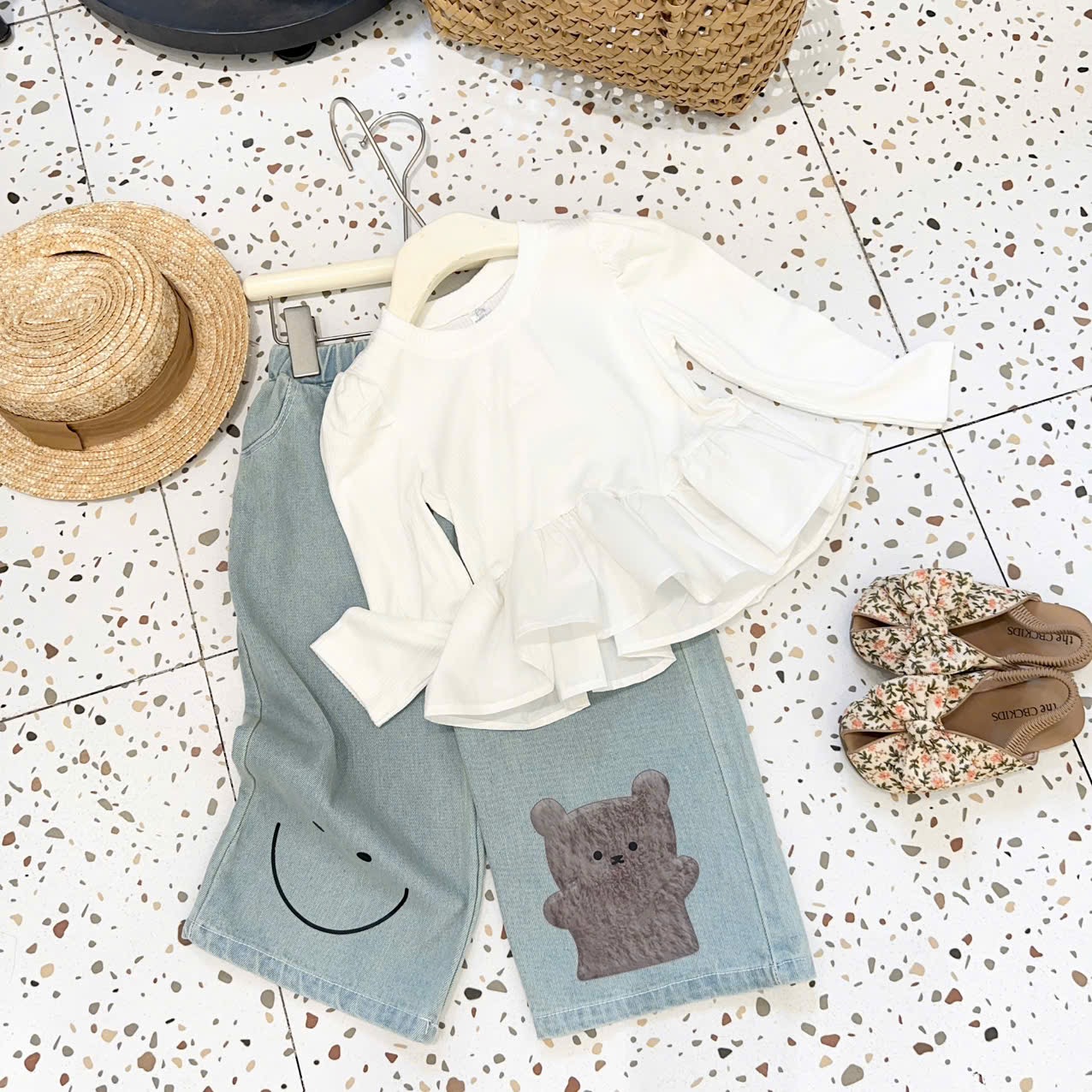 Sét áo dài tay phối bèo quần bò xuông hình gấu bé gái