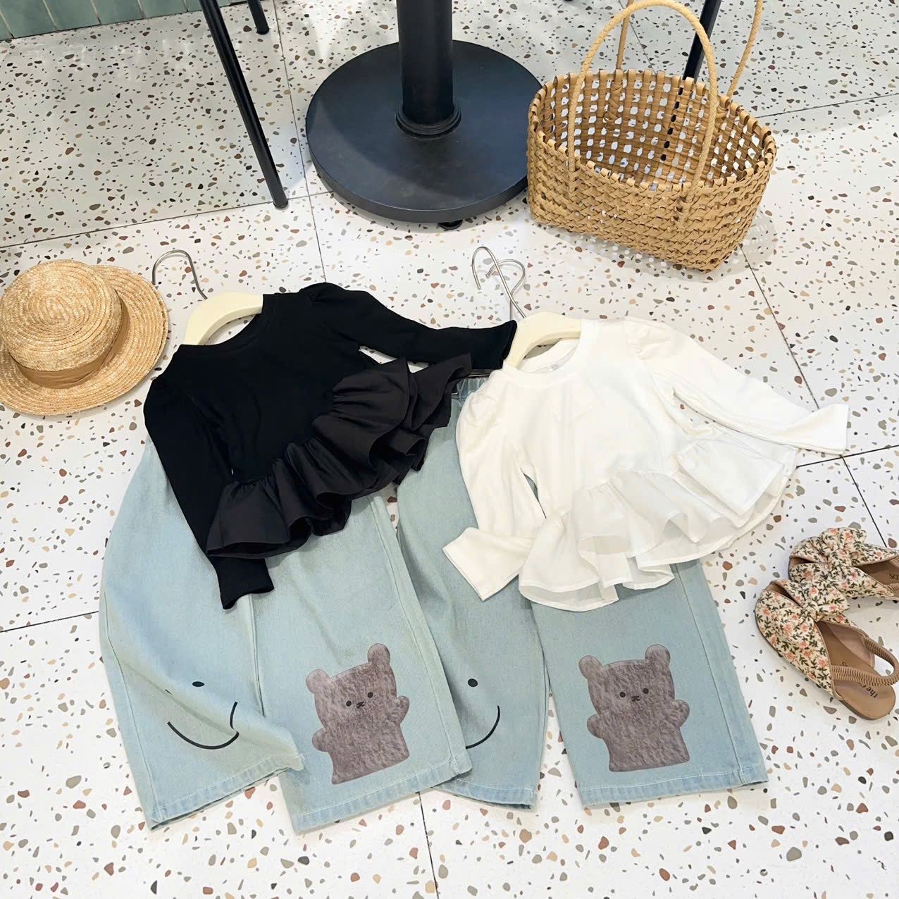 Sét áo dài tay phối bèo quần bò xuông hình gấu bé gái