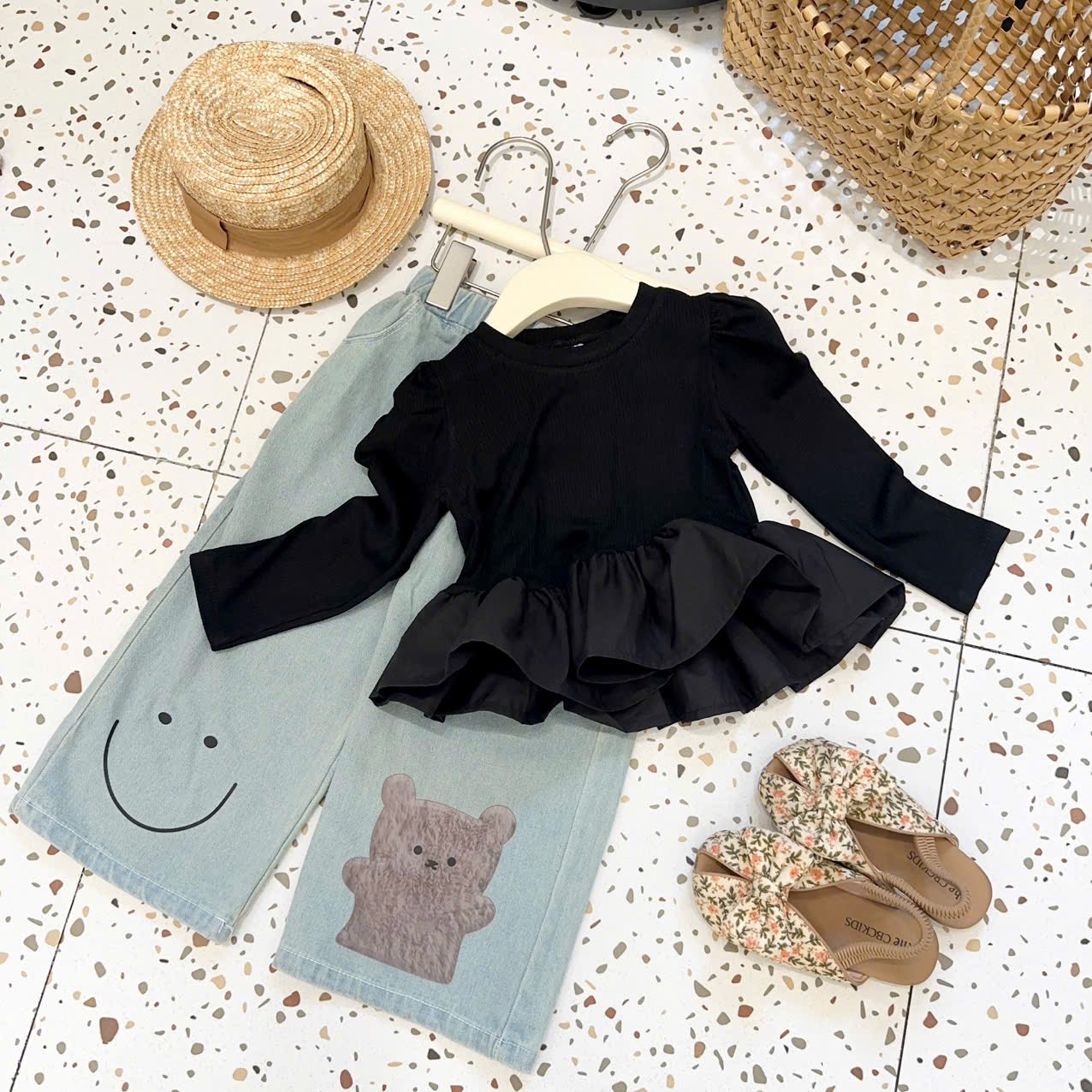 Sét áo dài tay phối bèo quần bò xuông hình gấu bé gái