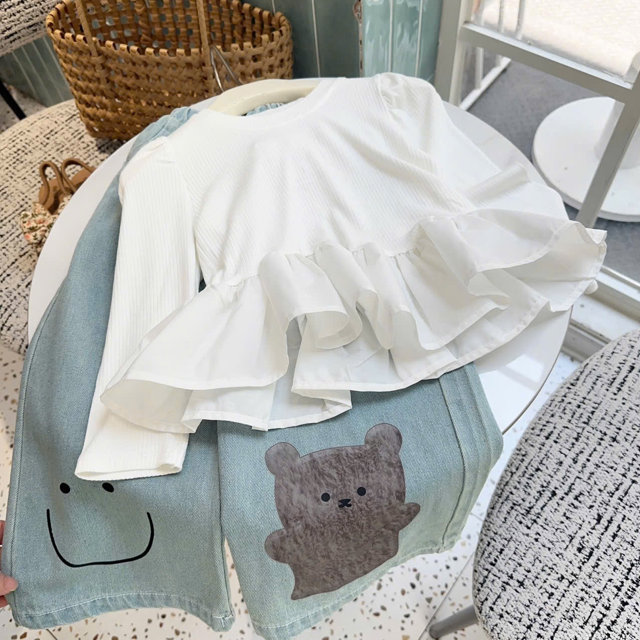 Sét áo dài tay phối bèo quần bò xuông hình gấu bé gái