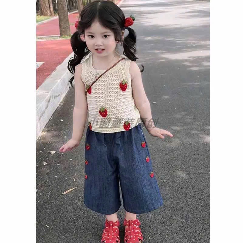 Sét áo dâu tây quần bò xuông xanh bé gái