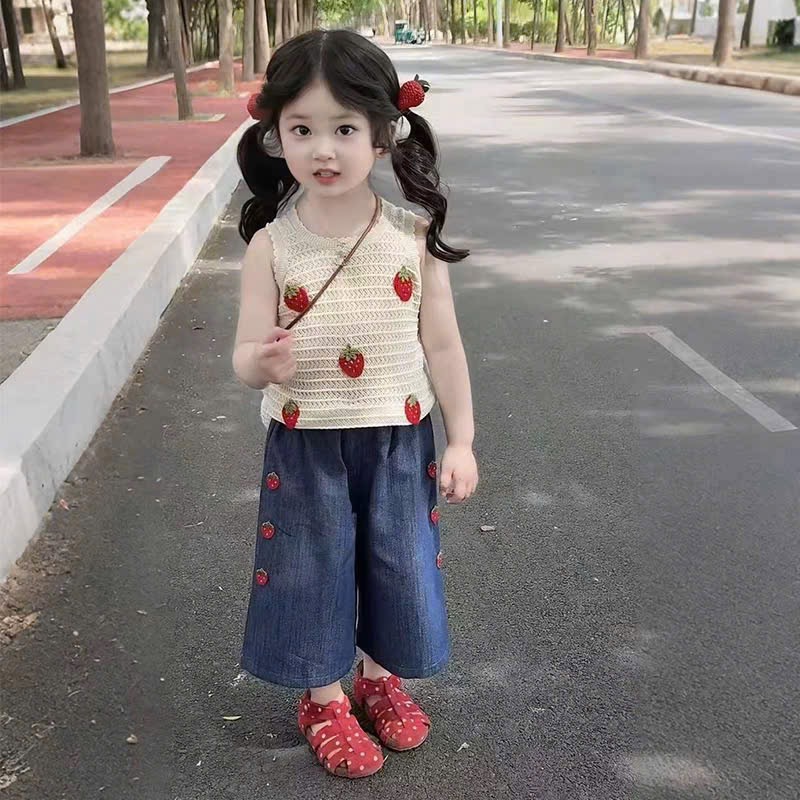 Sét áo dâu tây quần bò xuông xanh bé gái