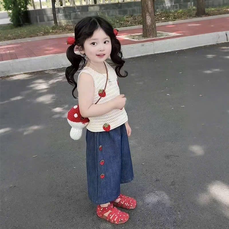 Sét áo dâu tây quần bò xuông xanh bé gái