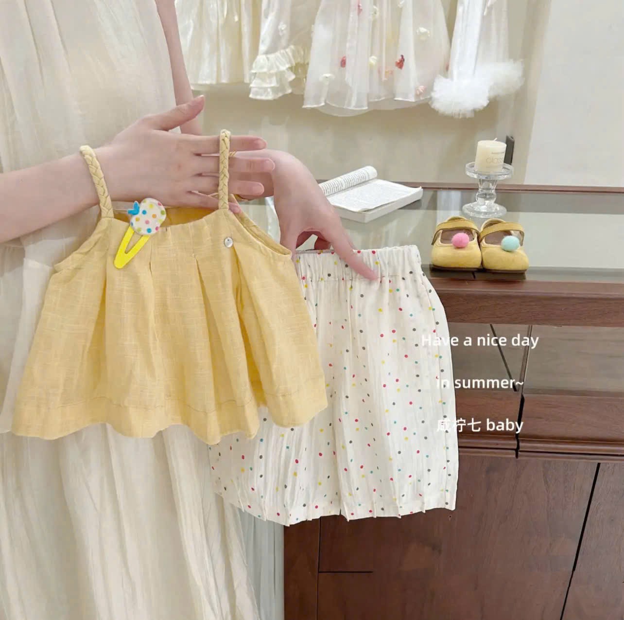 Sét áo đũi 2 dây vàng quần lỡ chấm bi bé gái