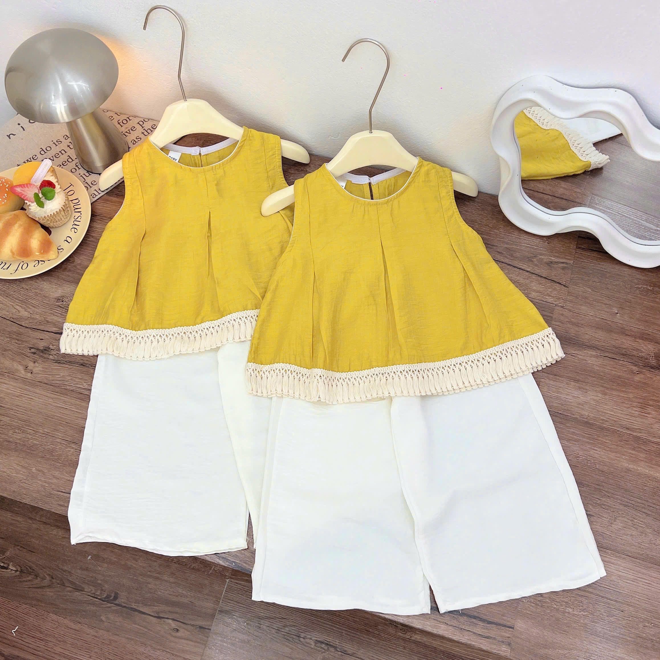 Sét áo đũi vàng quần xuông kem xk bé gái