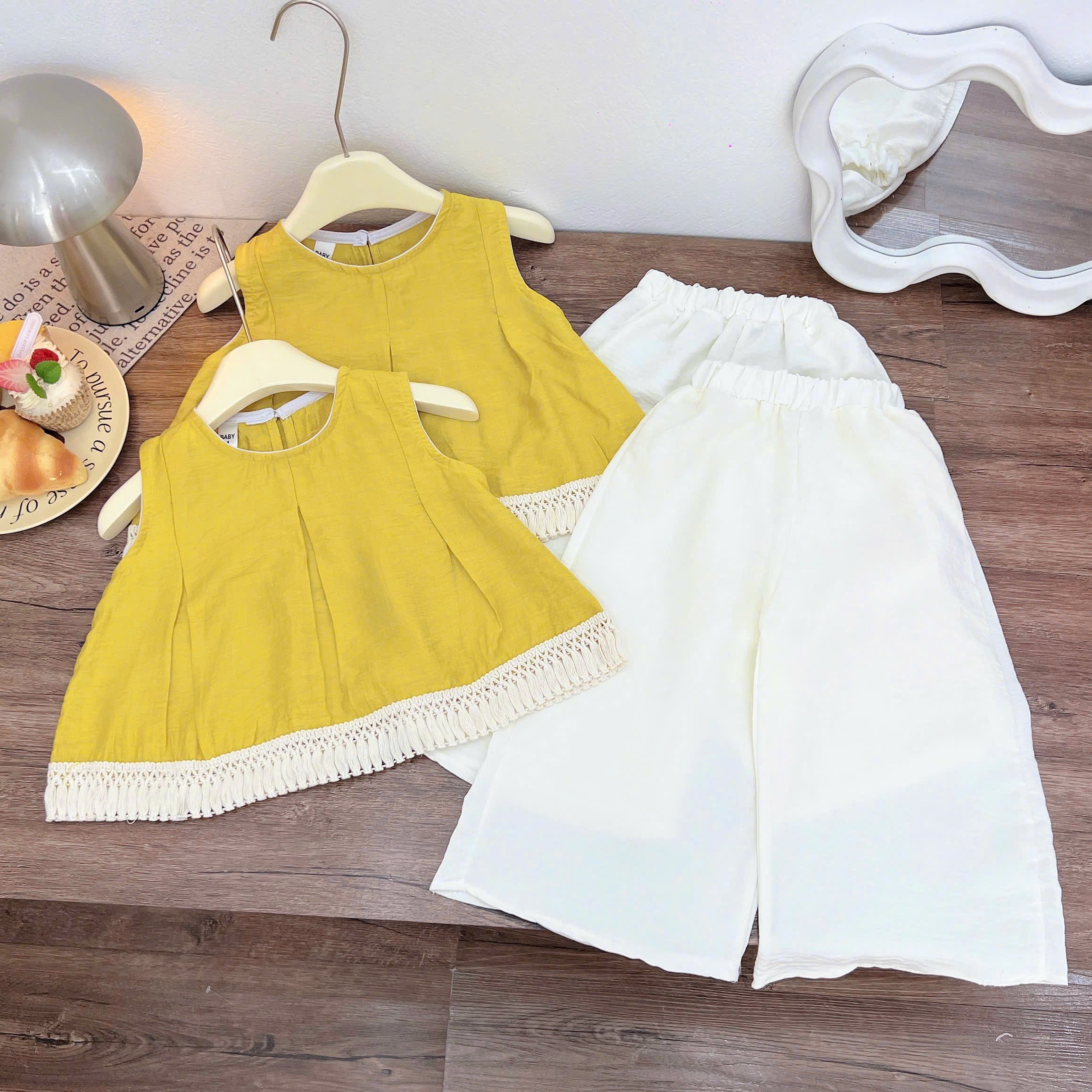 Sét áo đũi vàng quần xuông kem xk bé gái