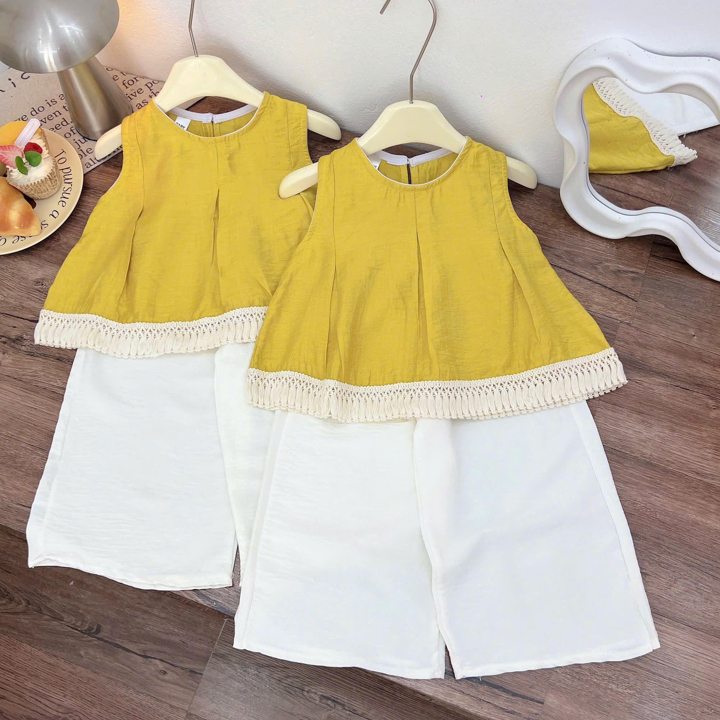 Sét áo đũi vàng quần xuông kem xk bé gái