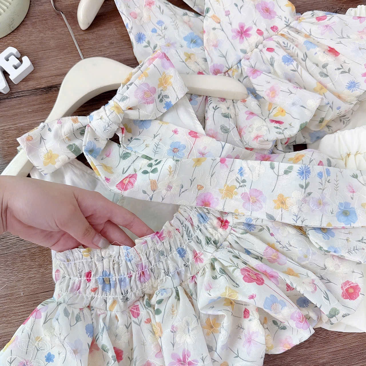 Sét áo hoa cổ yếm quần bồng kem bé gái