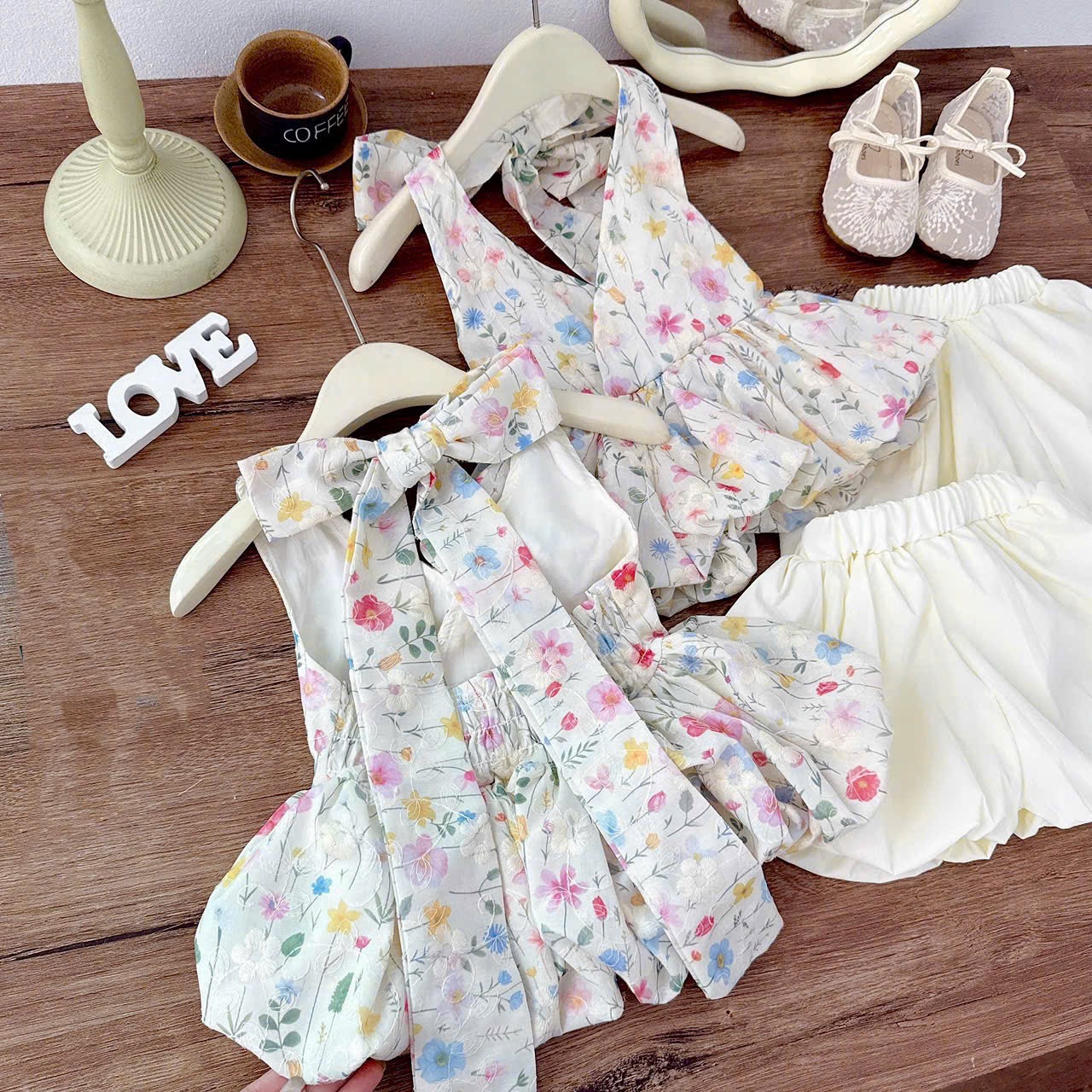 Sét áo hoa cổ yếm quần bồng kem bé gái