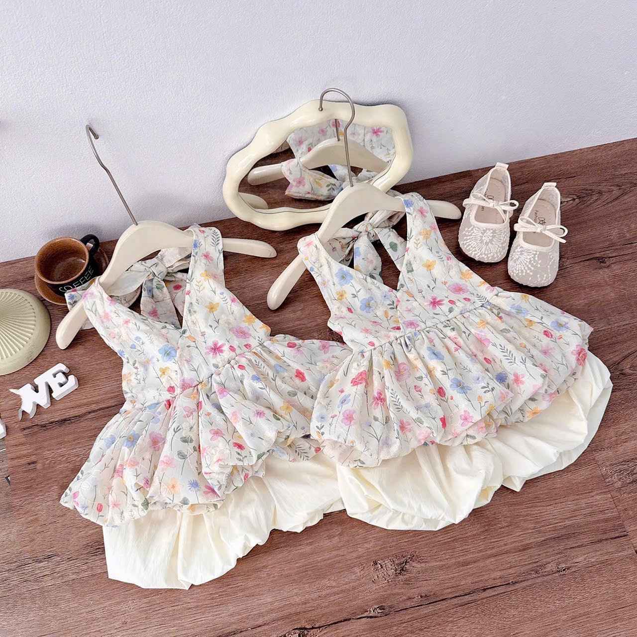 Sét áo hoa cổ yếm quần bồng kem bé gái