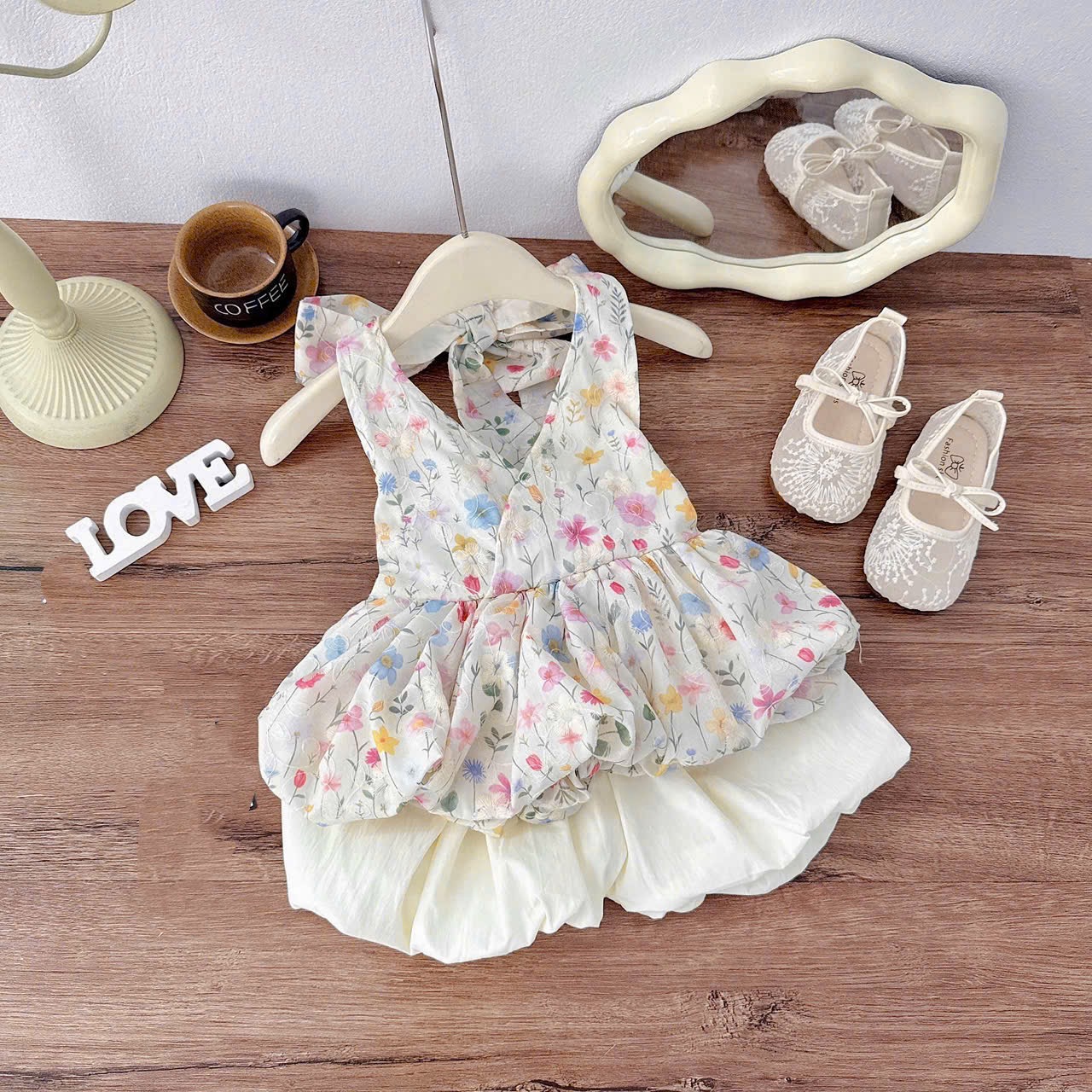 Sét áo hoa cổ yếm quần bồng kem bé gái