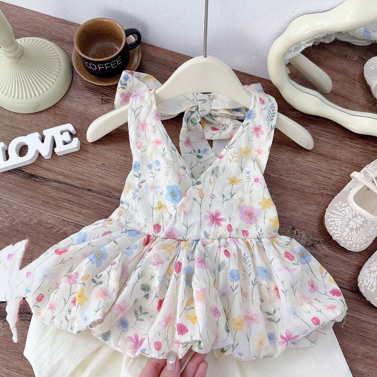 Sét áo hoa cổ yếm quần bồng kem bé gái