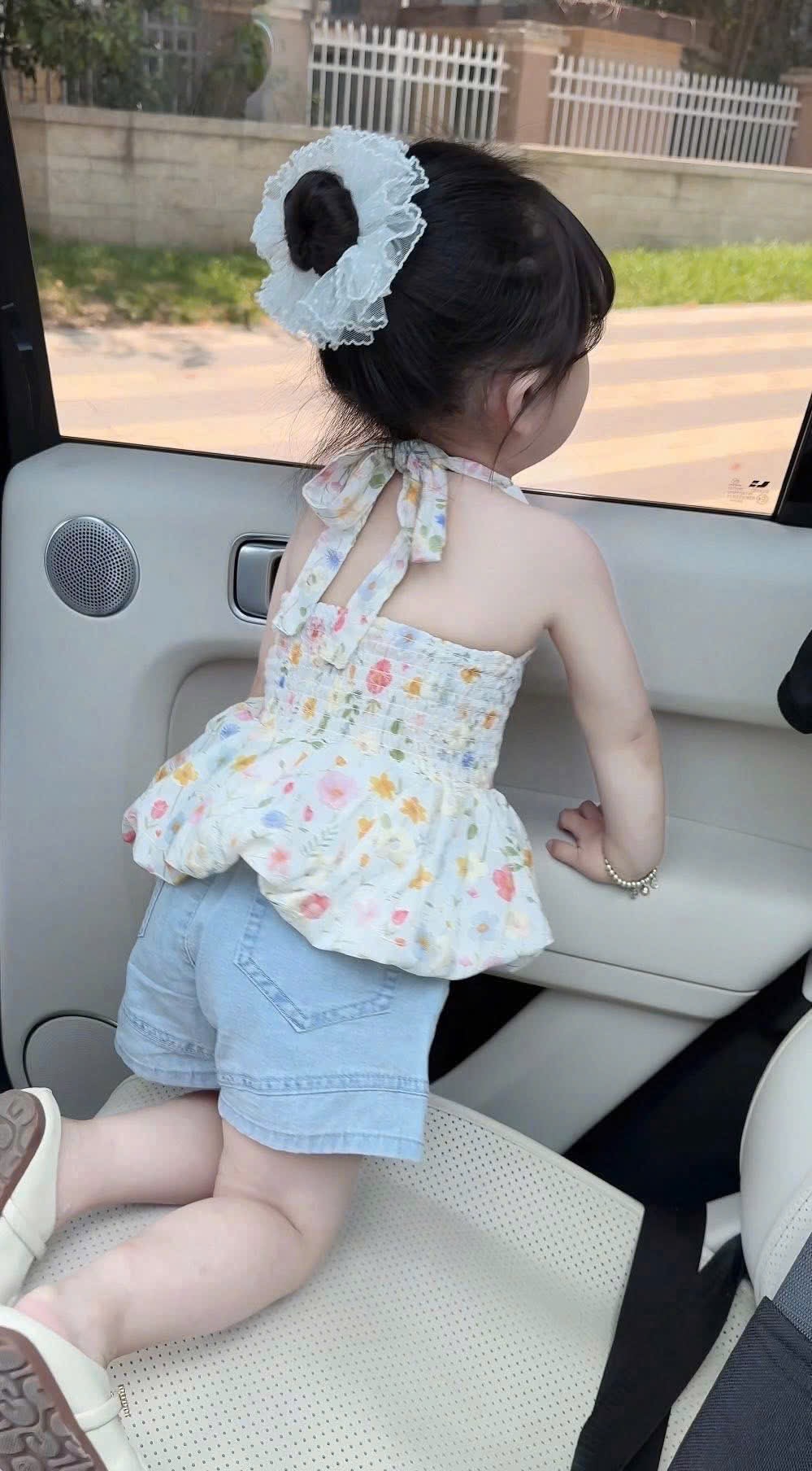 Sét áo hoa cổ yếm quần sooc bò bé gái