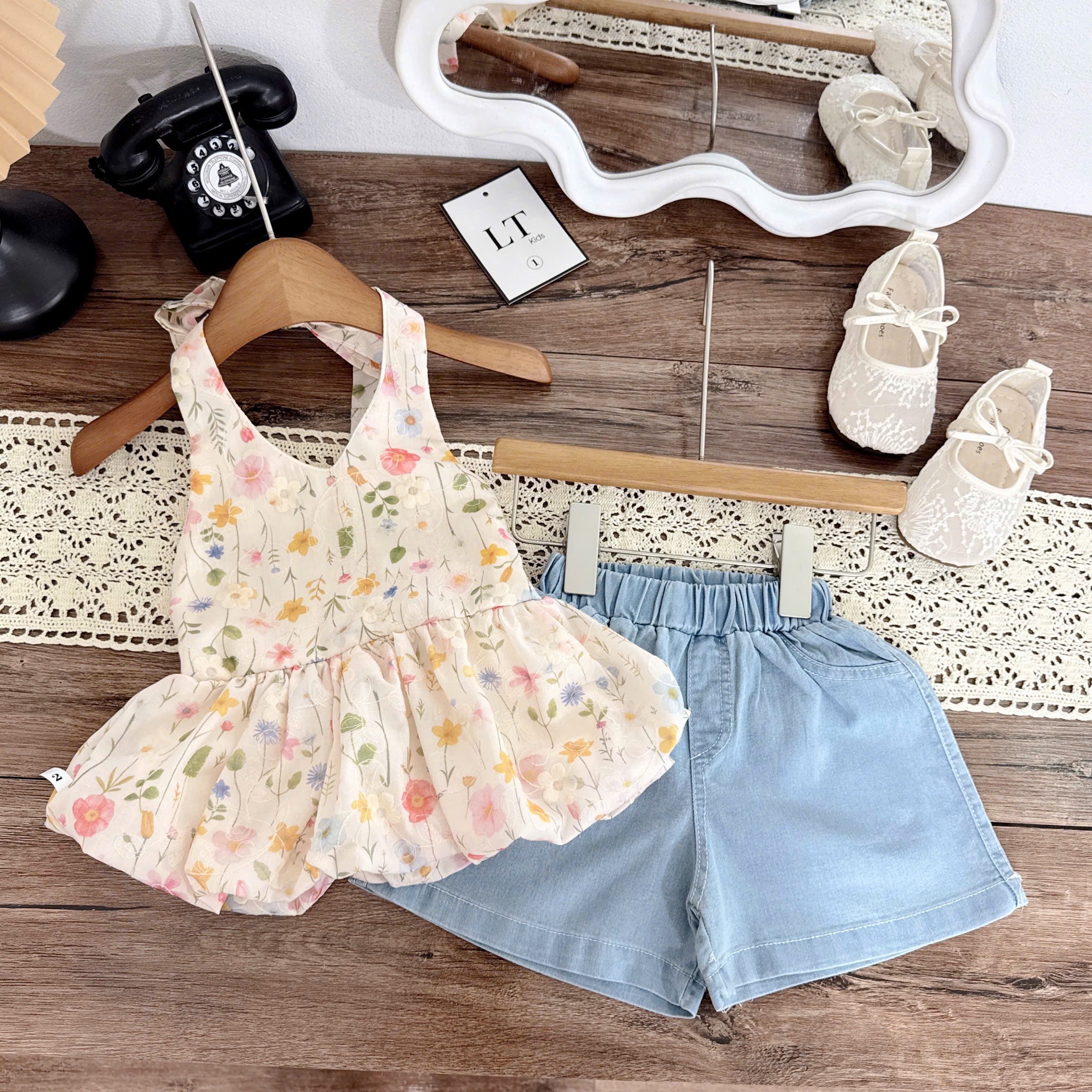 Sét áo hoa cổ yếm quần sooc bò bé gái