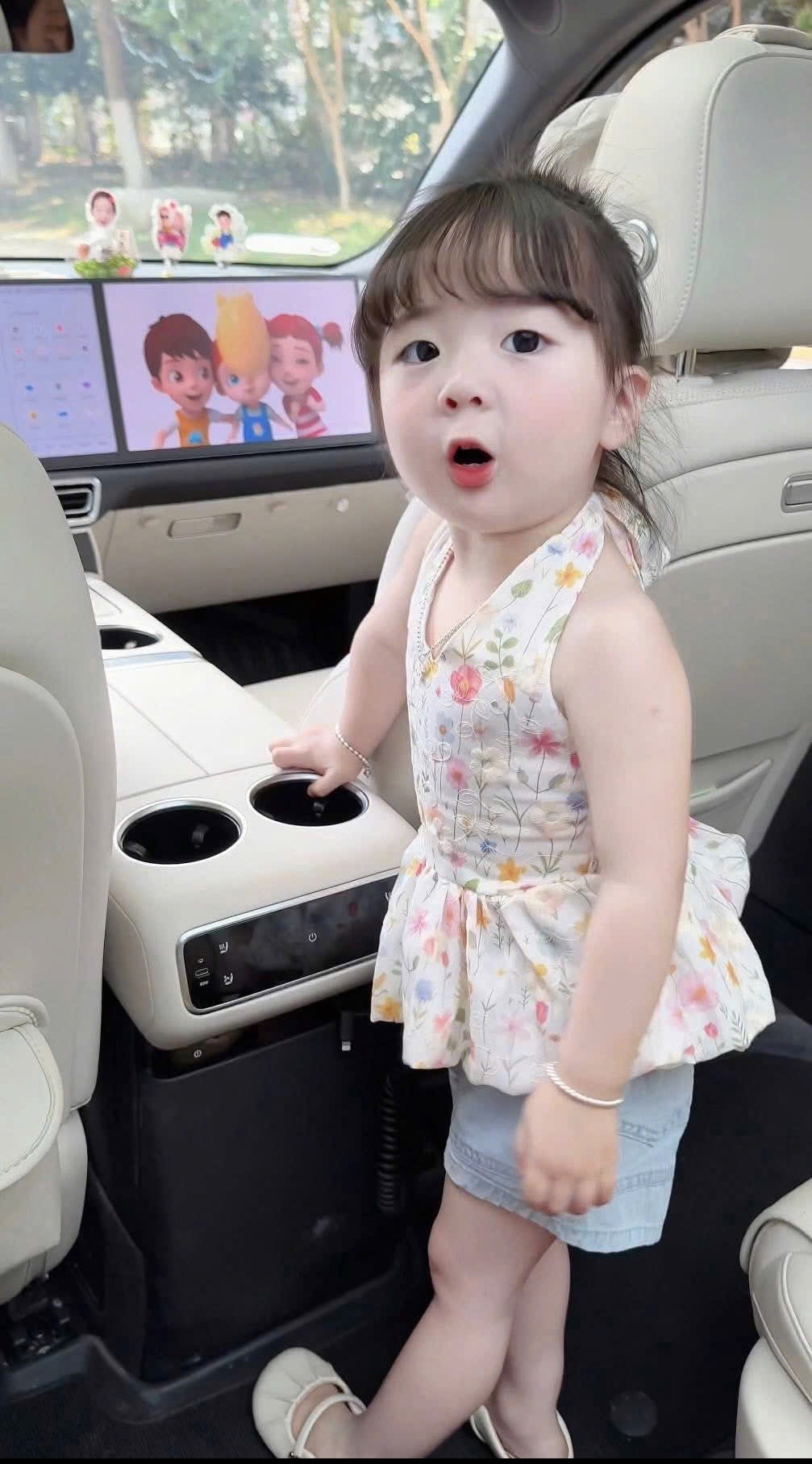 Sét áo hoa cổ yếm quần sooc bò bé gái