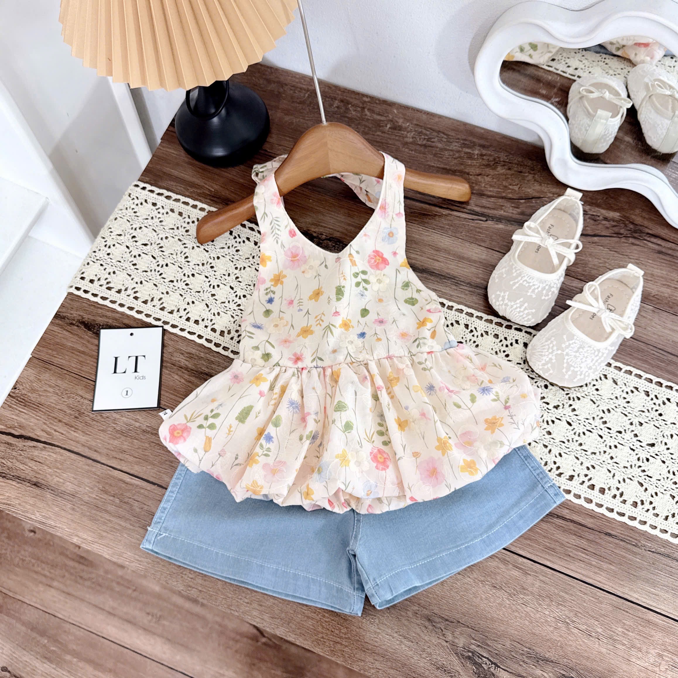 Sét áo hoa cổ yếm quần sooc bò bé gái
