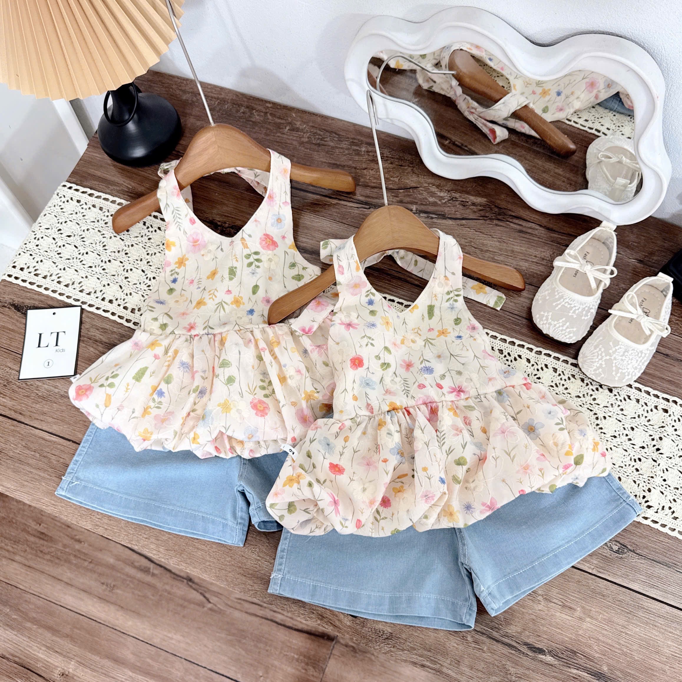 Sét áo hoa cổ yếm quần sooc bò bé gái
