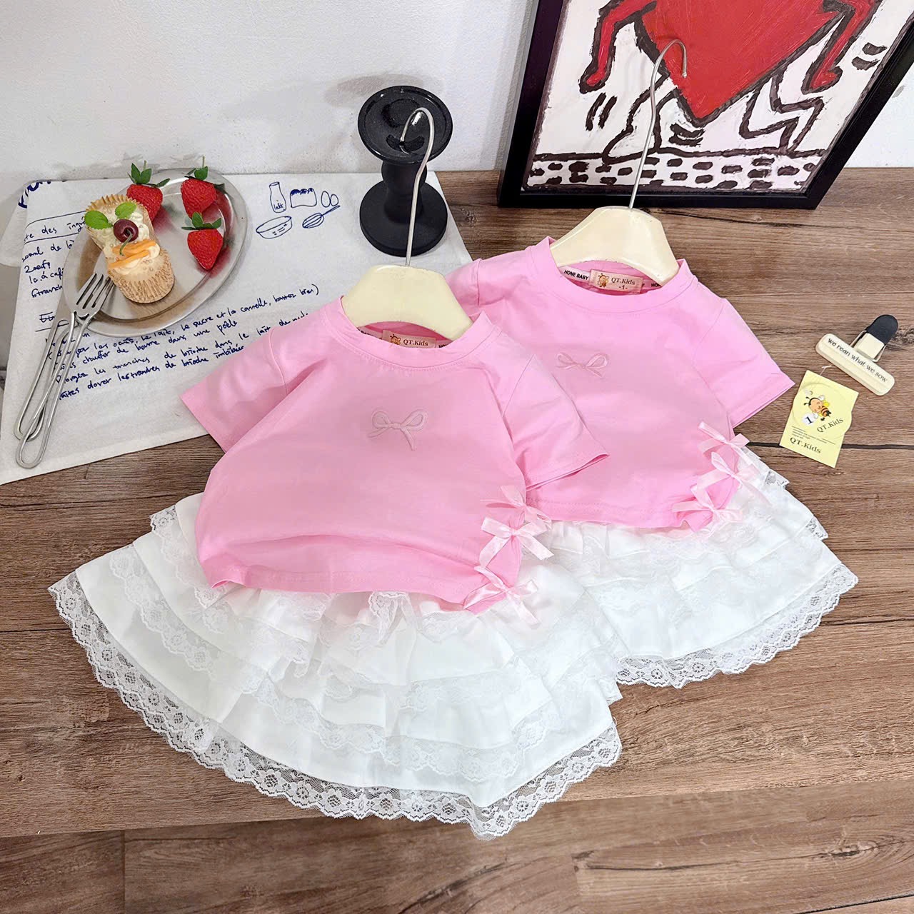 Sét áo hồng cv tầng trắng bé gái