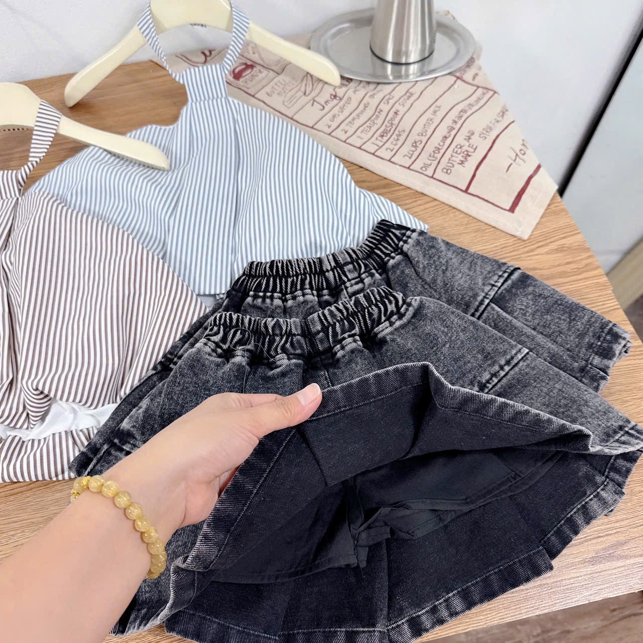 Sét áo kẻ cổ yếm cv bò đen khói qt bé gái