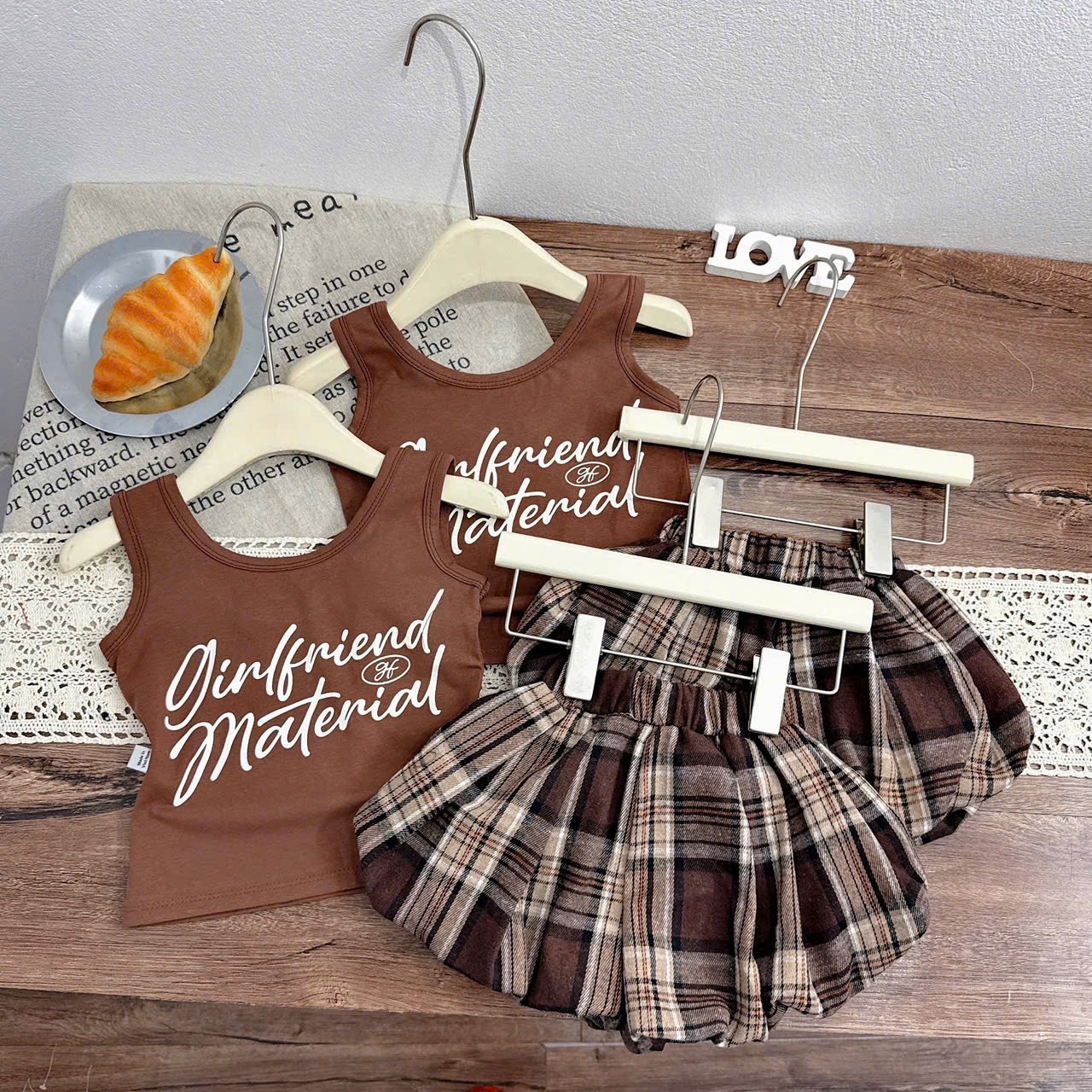 Sét áo nâu hở lưng quần bí bồng kẻ bé gái