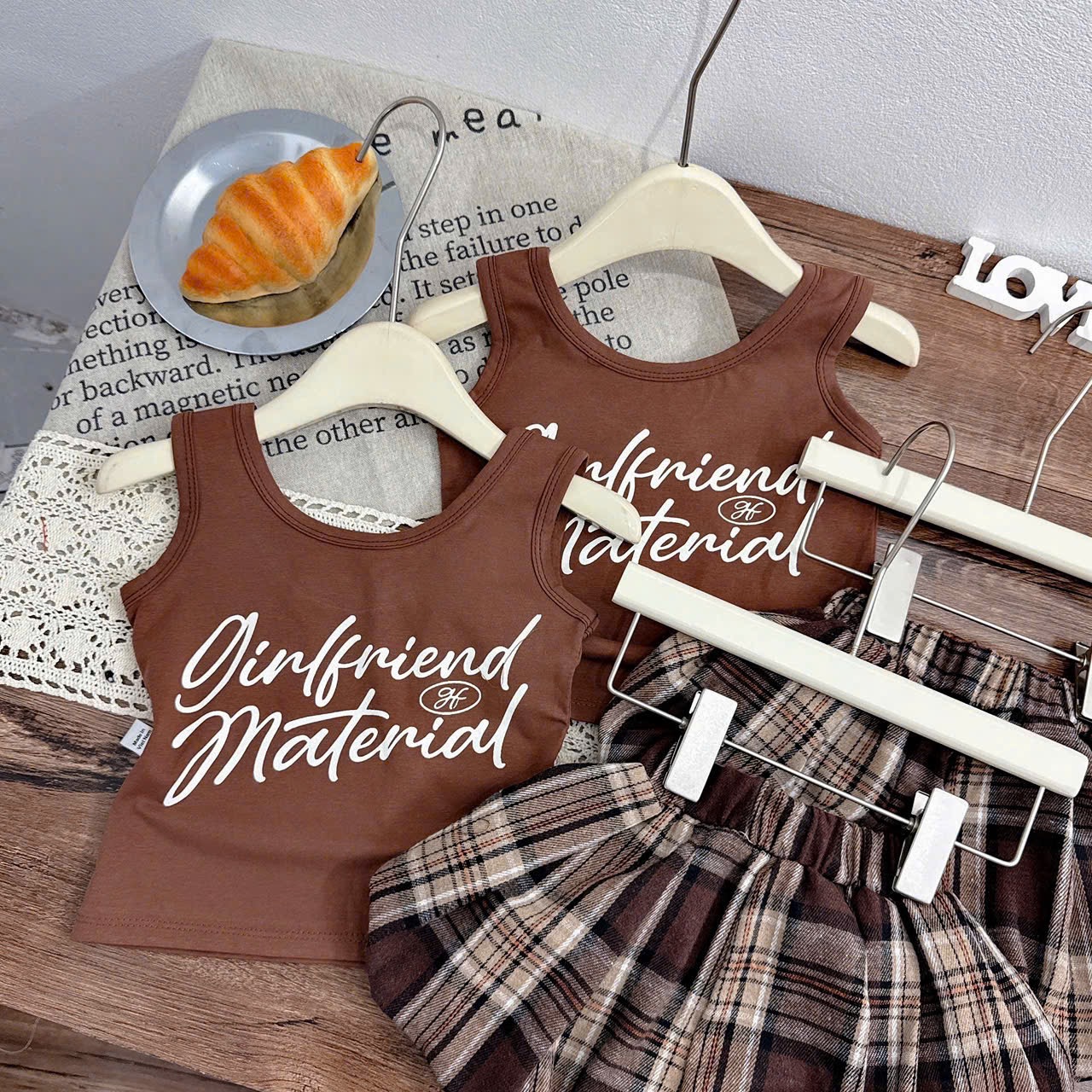 Sét áo nâu hở lưng quần bí bồng kẻ bé gái