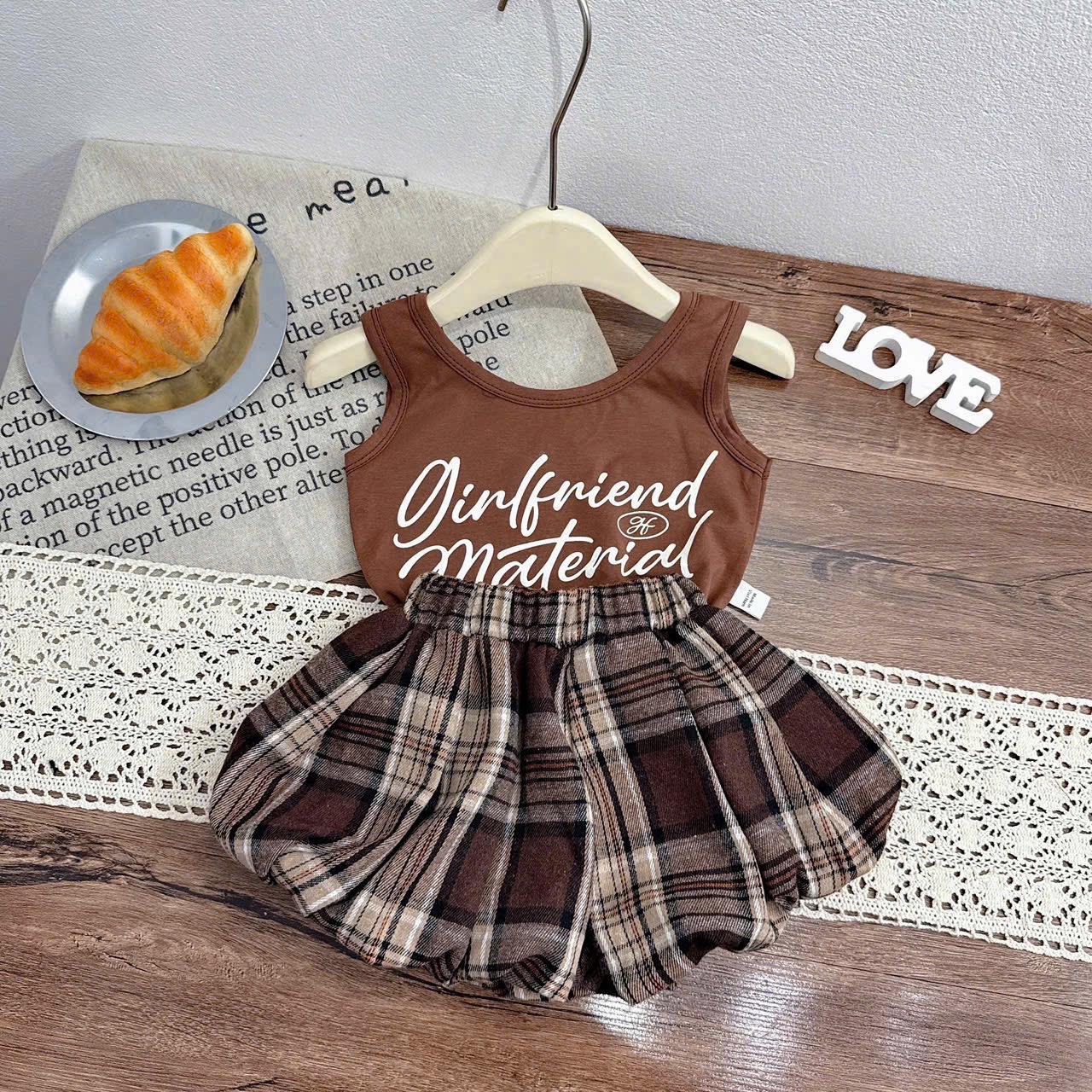 Sét áo nâu hở lưng quần bí bồng kẻ bé gái