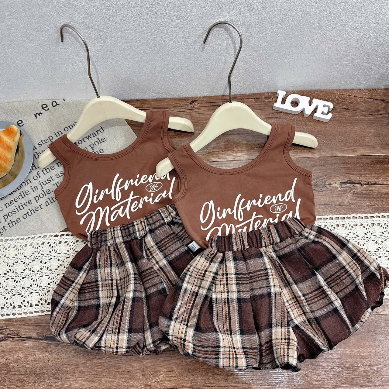 Sét áo nâu hở lưng quần bí bồng kẻ bé gái