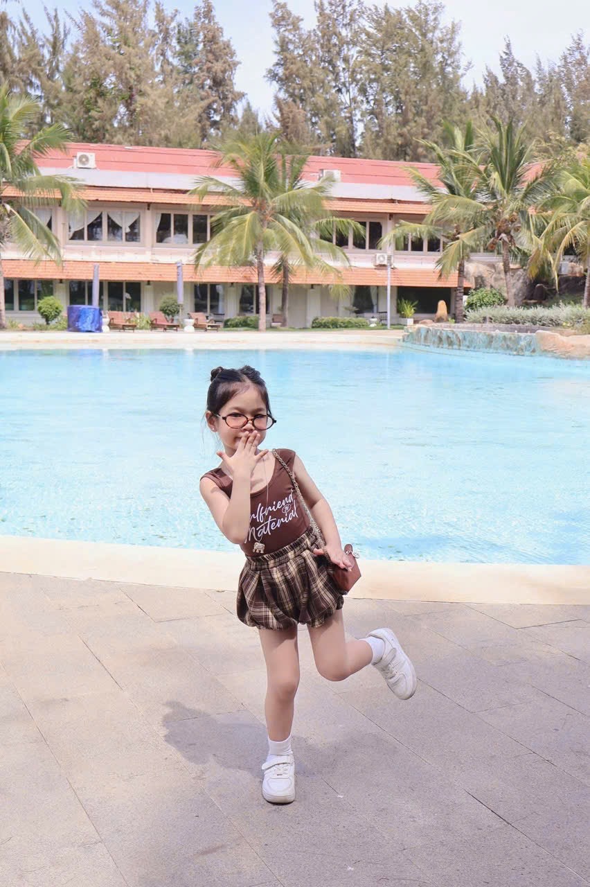 Sét áo nâu hở lưng quần bí bồng kẻ bé gái