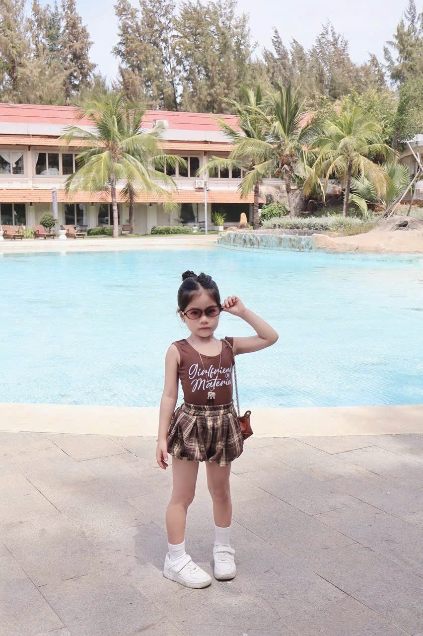 Sét áo nâu hở lưng quần bí bồng kẻ bé gái